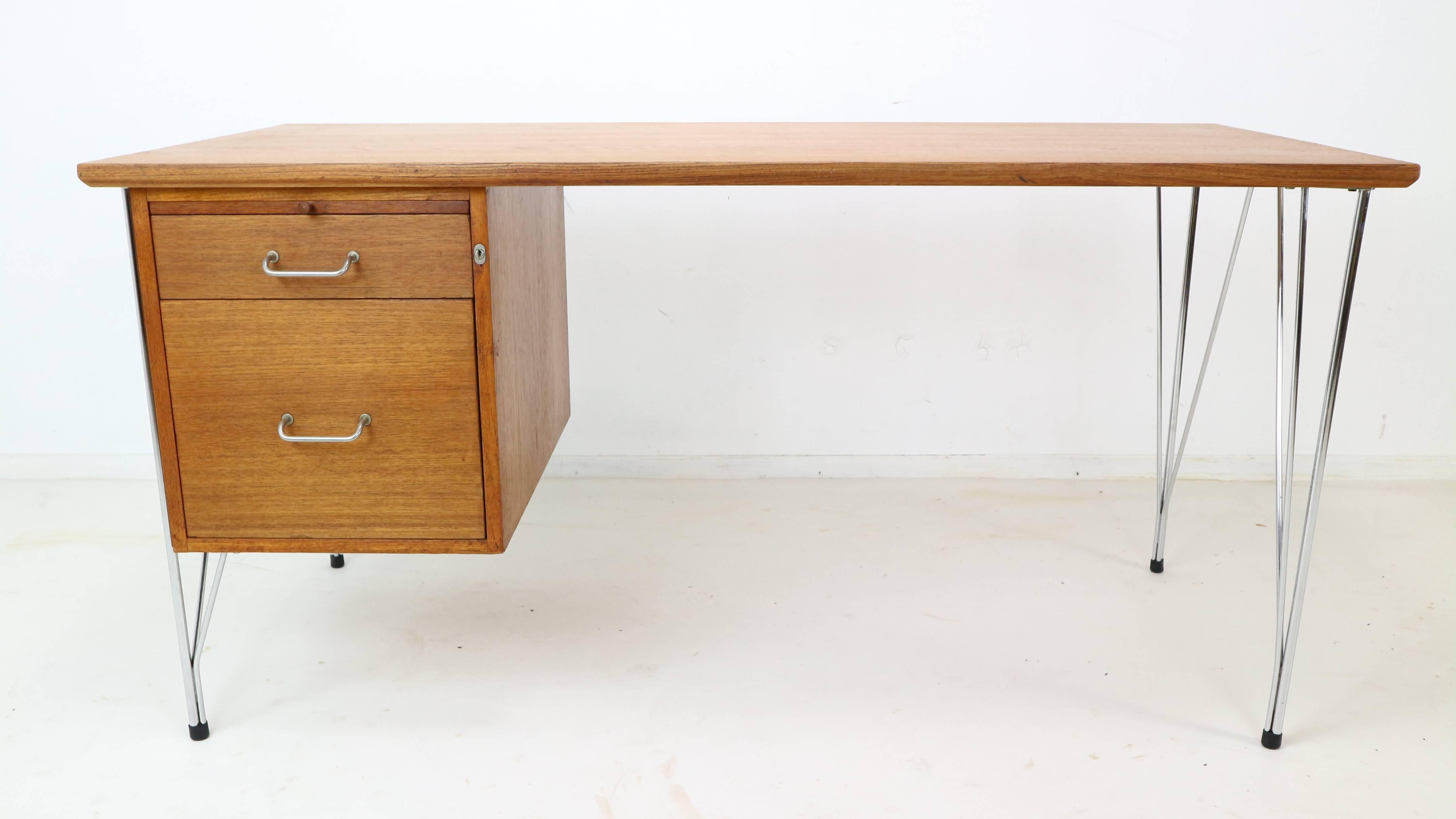 Minimalist hairpin feet desk from the 1960s. Teak fineer with chrome feet.