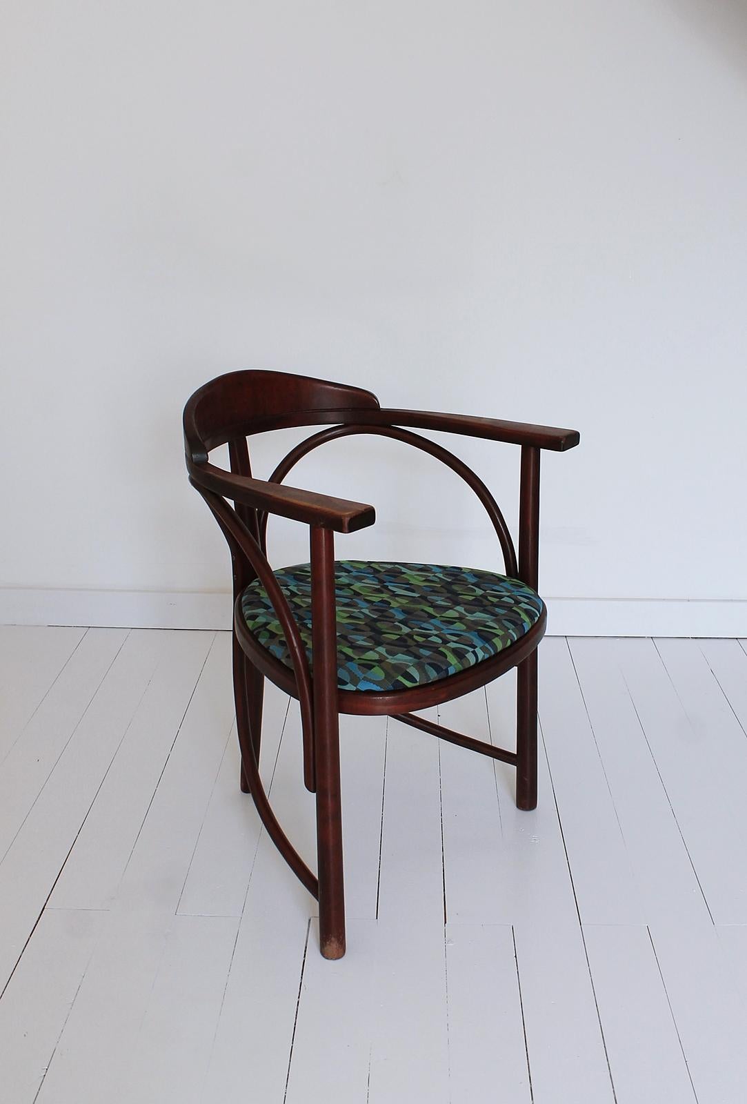Dieser atemberaubende Hajduthonet Rondo Sessel wurde ursprünglich No 81 genannt. Es wurde zwischen 1900 und 1904 von einem unbekannten österreichischen Architekten entworfen. Für die damalige Zeit war es ein avantgardistisches Design. Das minimale