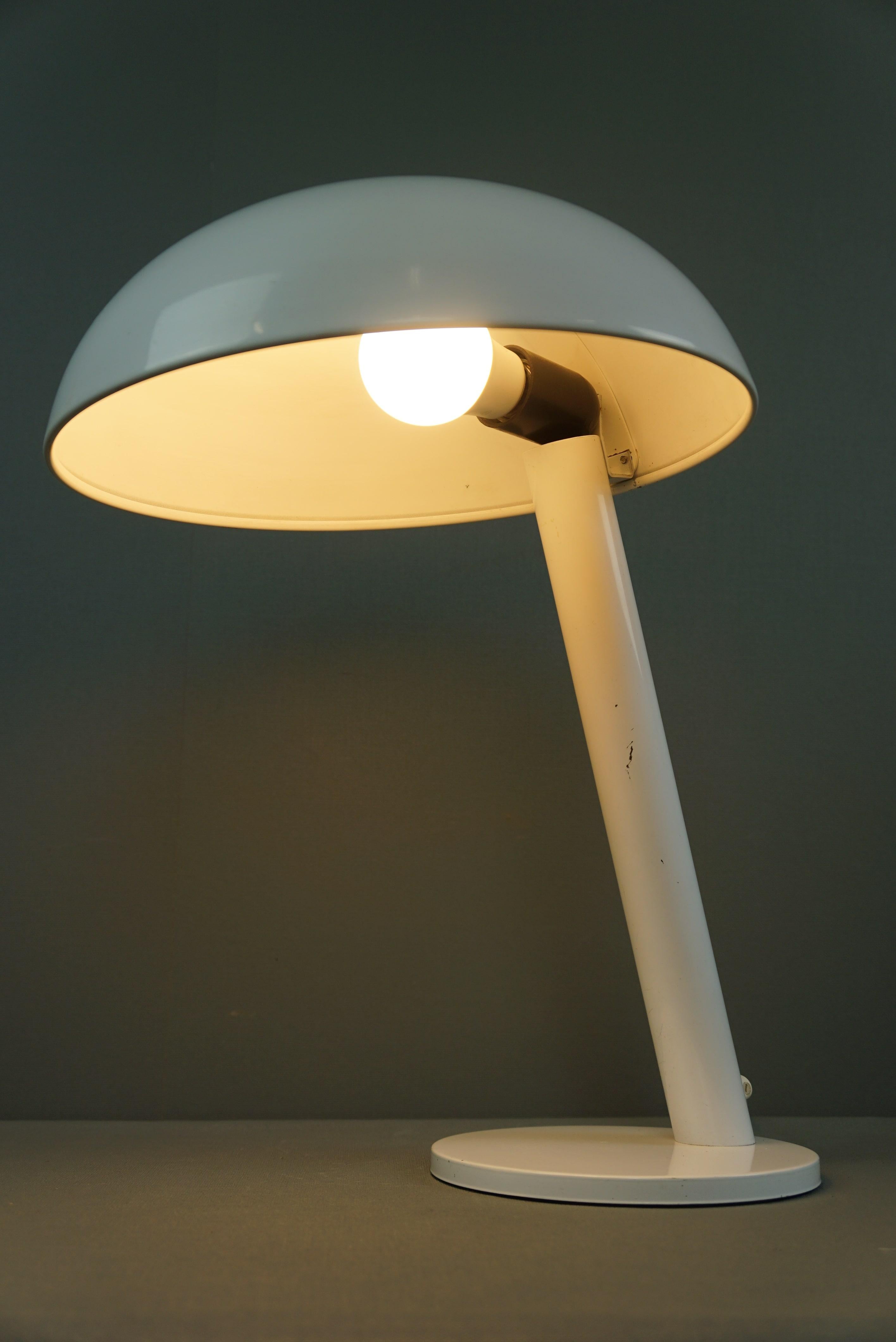 Nous vous proposons cette lampe vintage de la société néerlandaise Hala Zeist datant des années 1960.

Ce classique vintage a une allure élégante et contemporaine et est également très moderne grâce à sa couleur blanche et à son design.
Compte tenu
