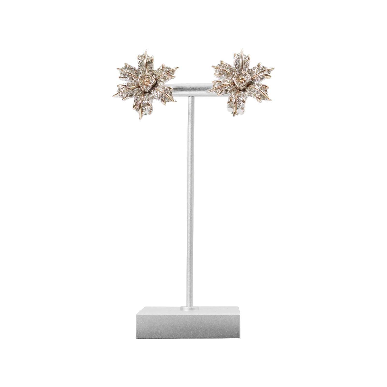 Boucles d'oreilles fleur en argent et or avec diamants, Circa 1960's. Bon état - En vente à New York, NY