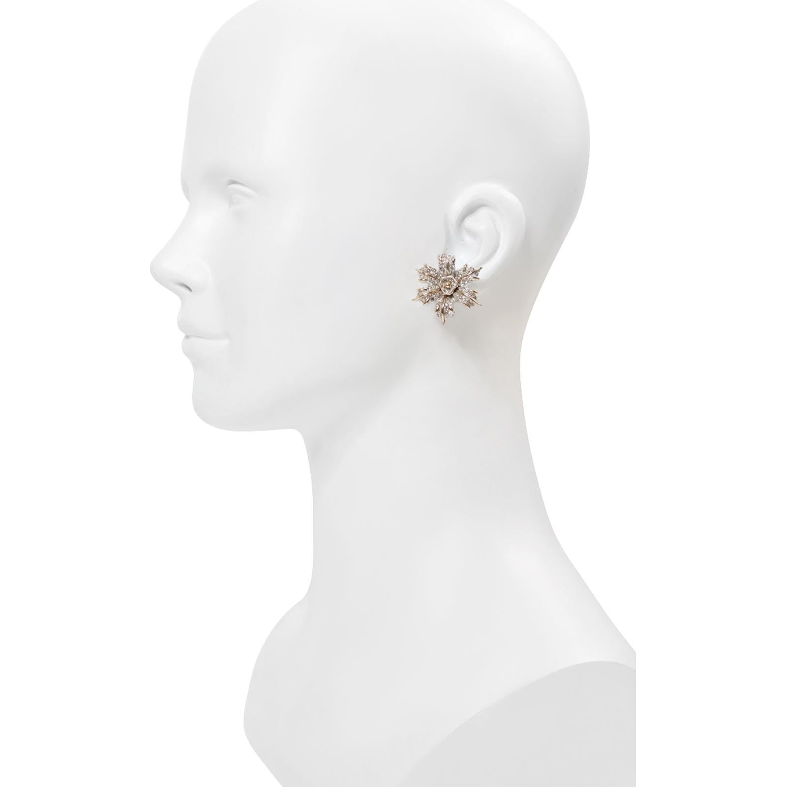 Boucles d'oreilles fleur en argent et or avec diamants, Circa 1960's. en vente 2