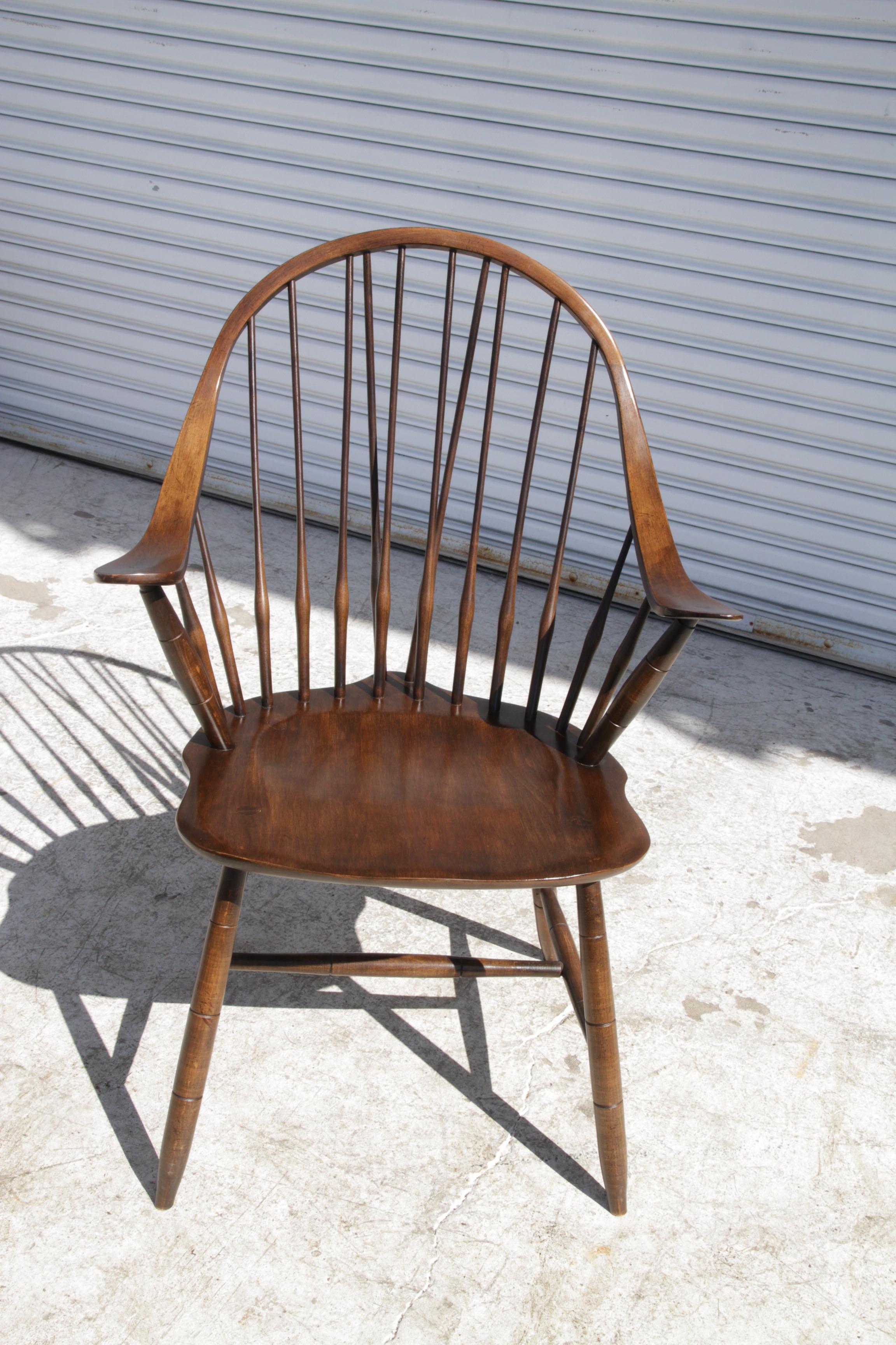 1950s Hale of Vermont Prospers continuous bow Windsor spindle back dining chair of fine hand constructed dovetailing with Mortis & Tenon joinery. This scarcely seen chair features interesting paddle like arms with turned legs & H stretcher bases.