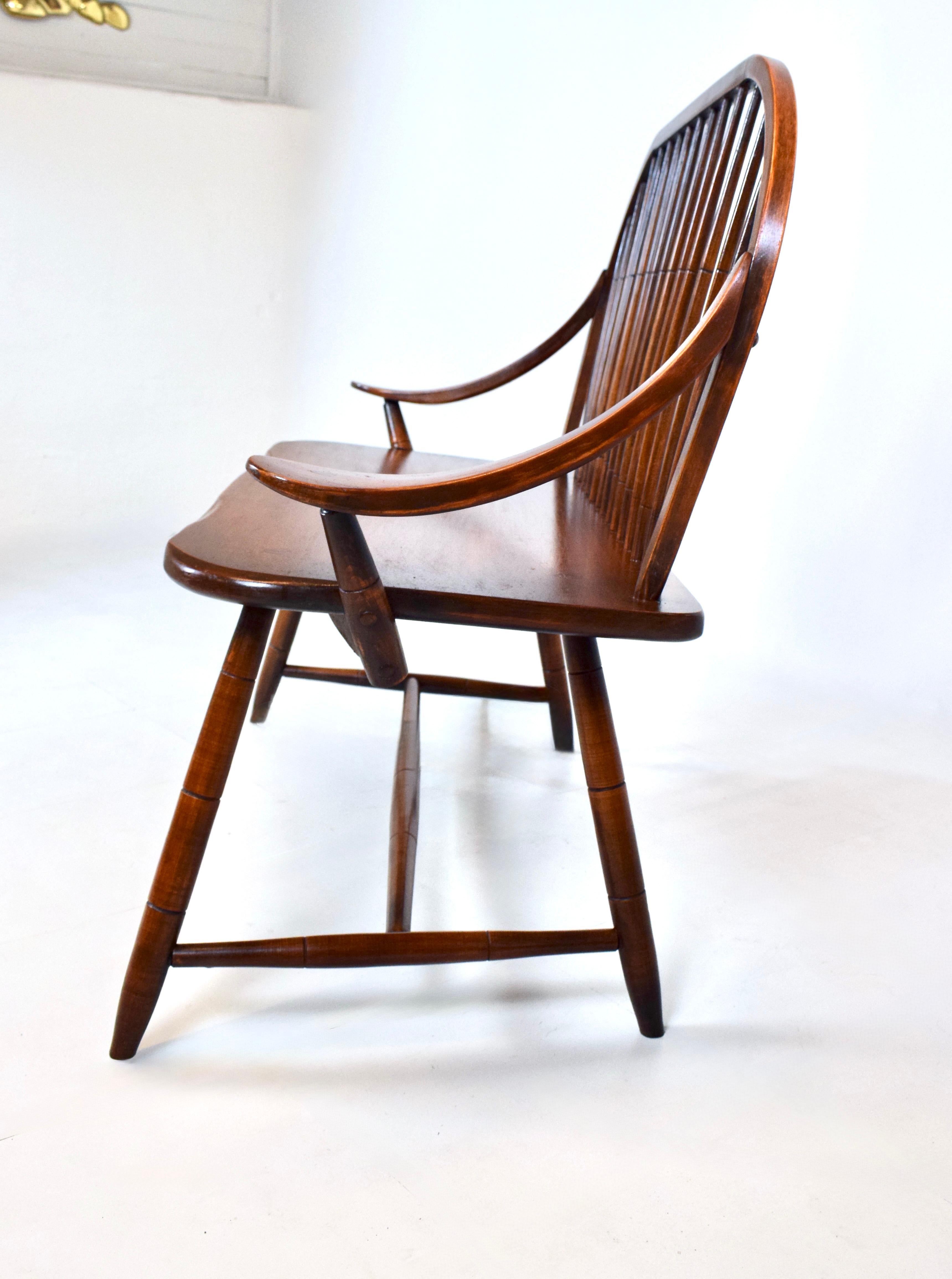 Vintage Hale of Vermont Windsor Spindle Back Prosper's Bench or Settee In Excellent Condition For Sale In Southampton, NJ