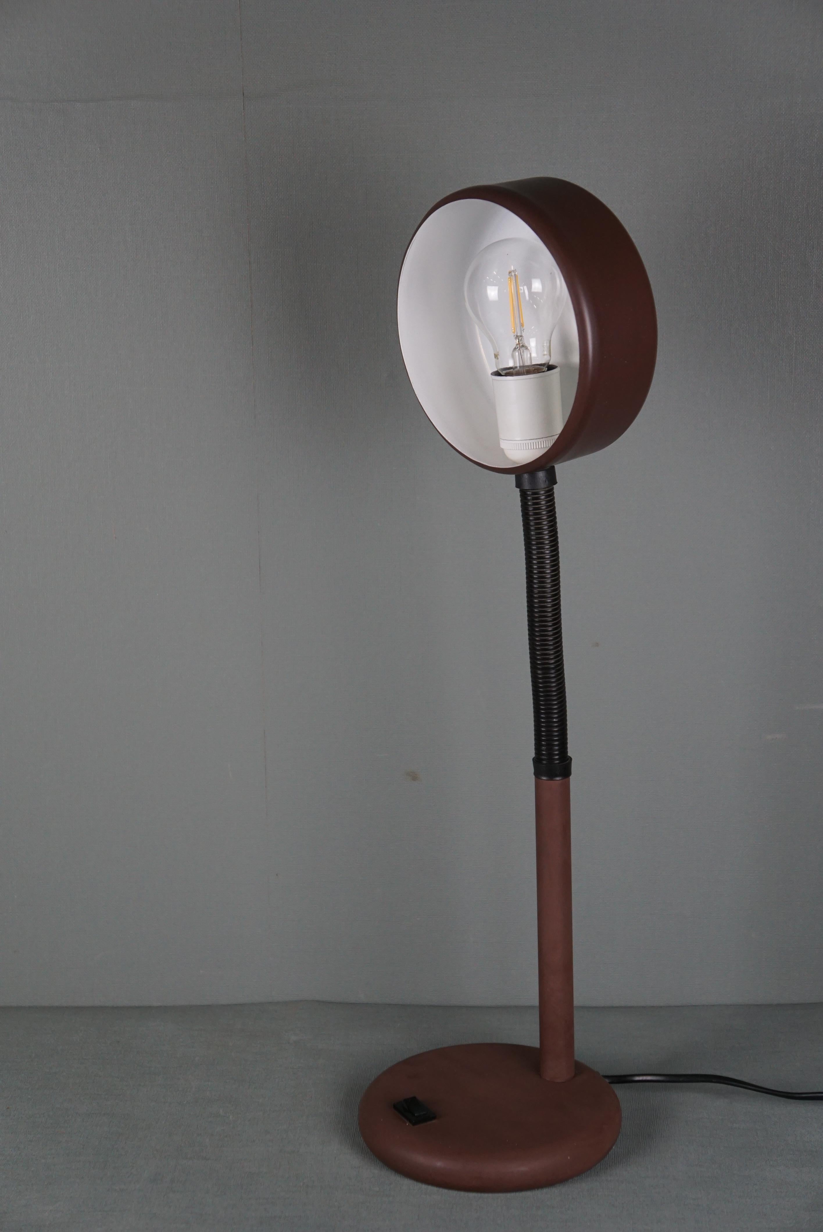 Offered is this design desk lamp with an adjustable frame. 
This design lamp from Hala Zeist is a classic in a matte brown color with a black bendable frame. With the switch in the base of the table lamp, you can make the light shine. Add this