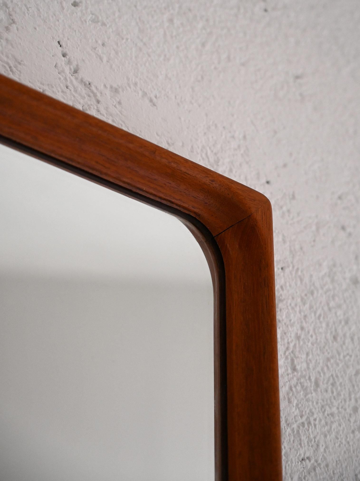 1960s mirror.

This piece of furniture has a wooden frame whose peculiarity lies in the shape of the inner corners that are rounded. A mirror that will give character and style to the room.

Good condition. It may show some signs of time. Please pay