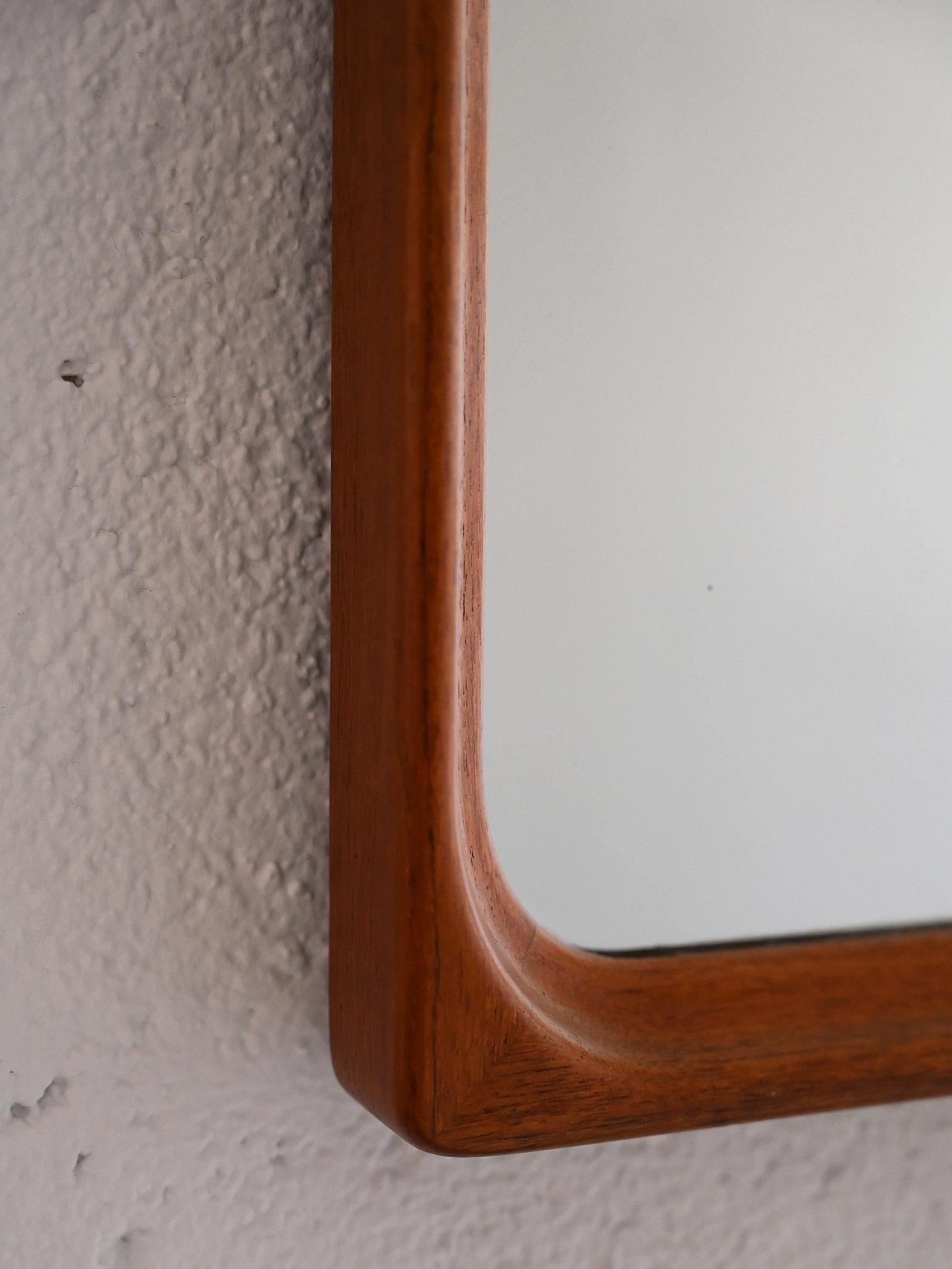 Vintage half-bust mirror with wooden frame In Good Condition In Brescia, IT