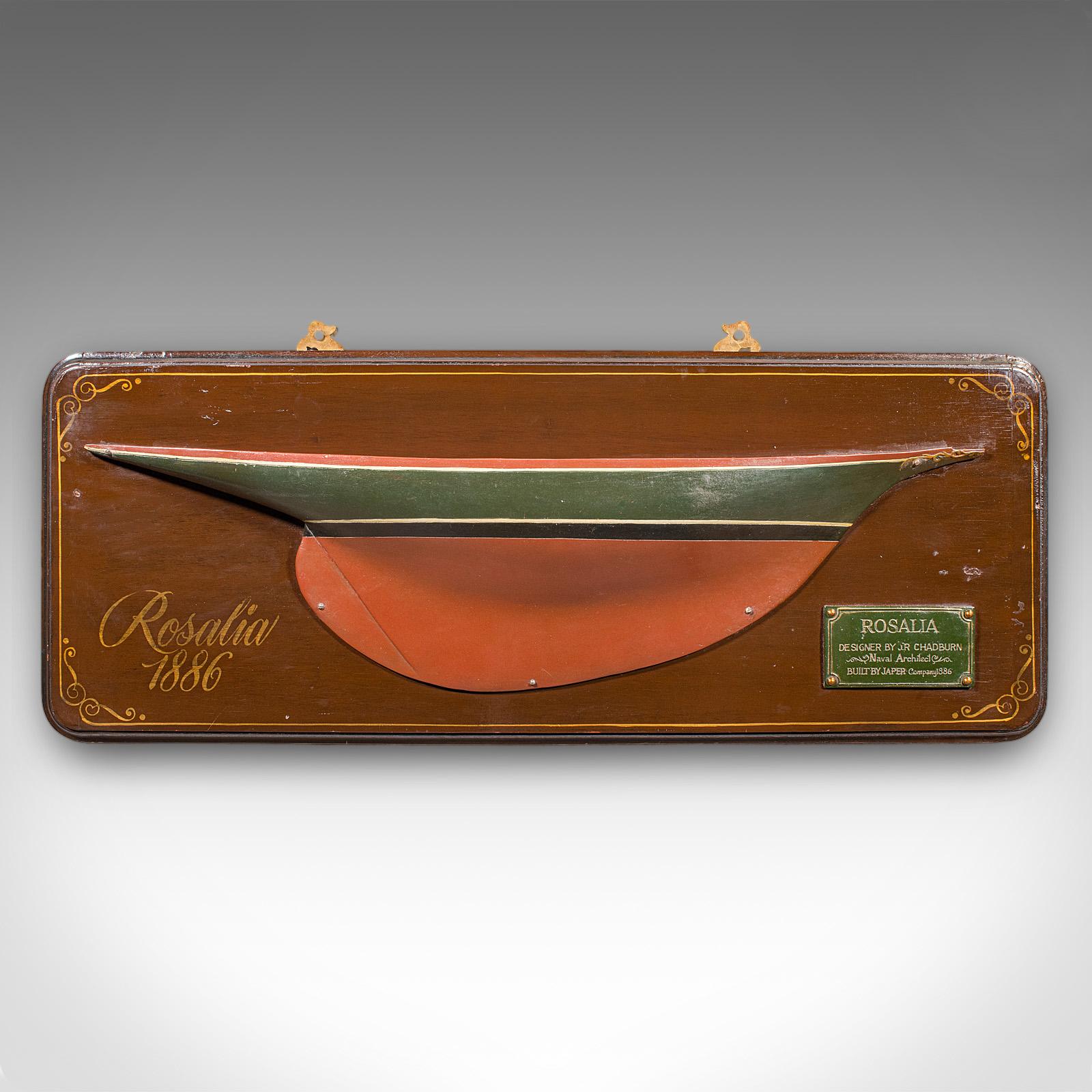 Si tratta di un modello vintage a mezzo scafo. Targa da carpentiere inglese, in pino e composito, risalente alla metà del XX secolo, circa 1960. Un raffinato pezzo decorativo nautico nella tradizione vittoriana, con un affascinante carattere