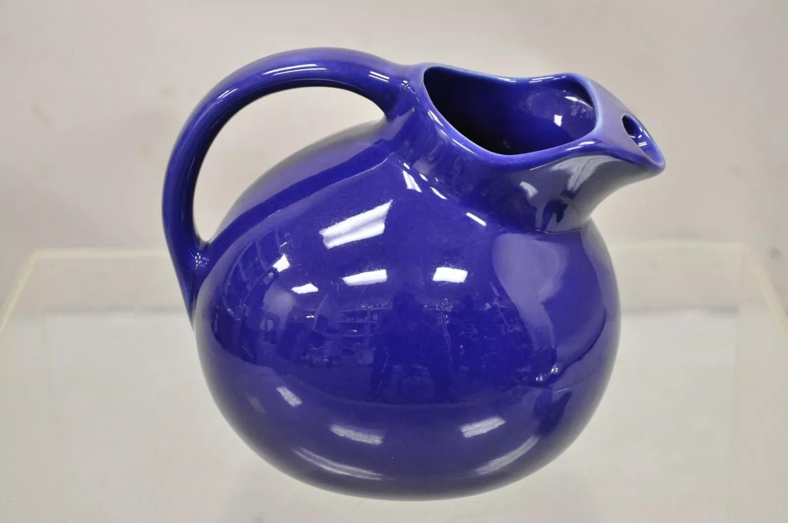 Brocca in ceramica smaltata vintage Hall Cobalt Blue Art Deco Ball Form A. Circa metà del XX secolo. Misure: 6,5