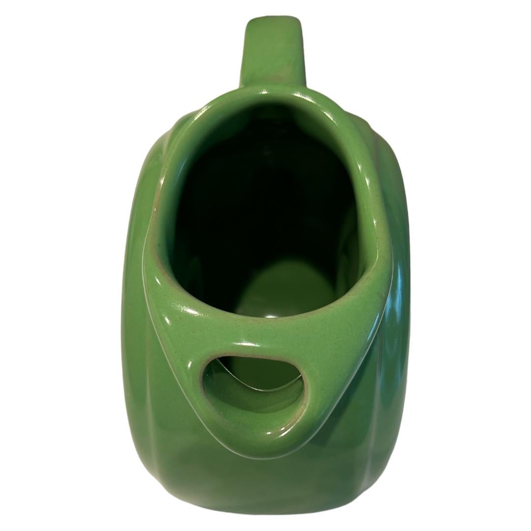 Américain Vintage Hall Pottery Midcentury Green Donut Pitcher with Ice Lip (pichet à beignets avec lèvre de glace) en vente