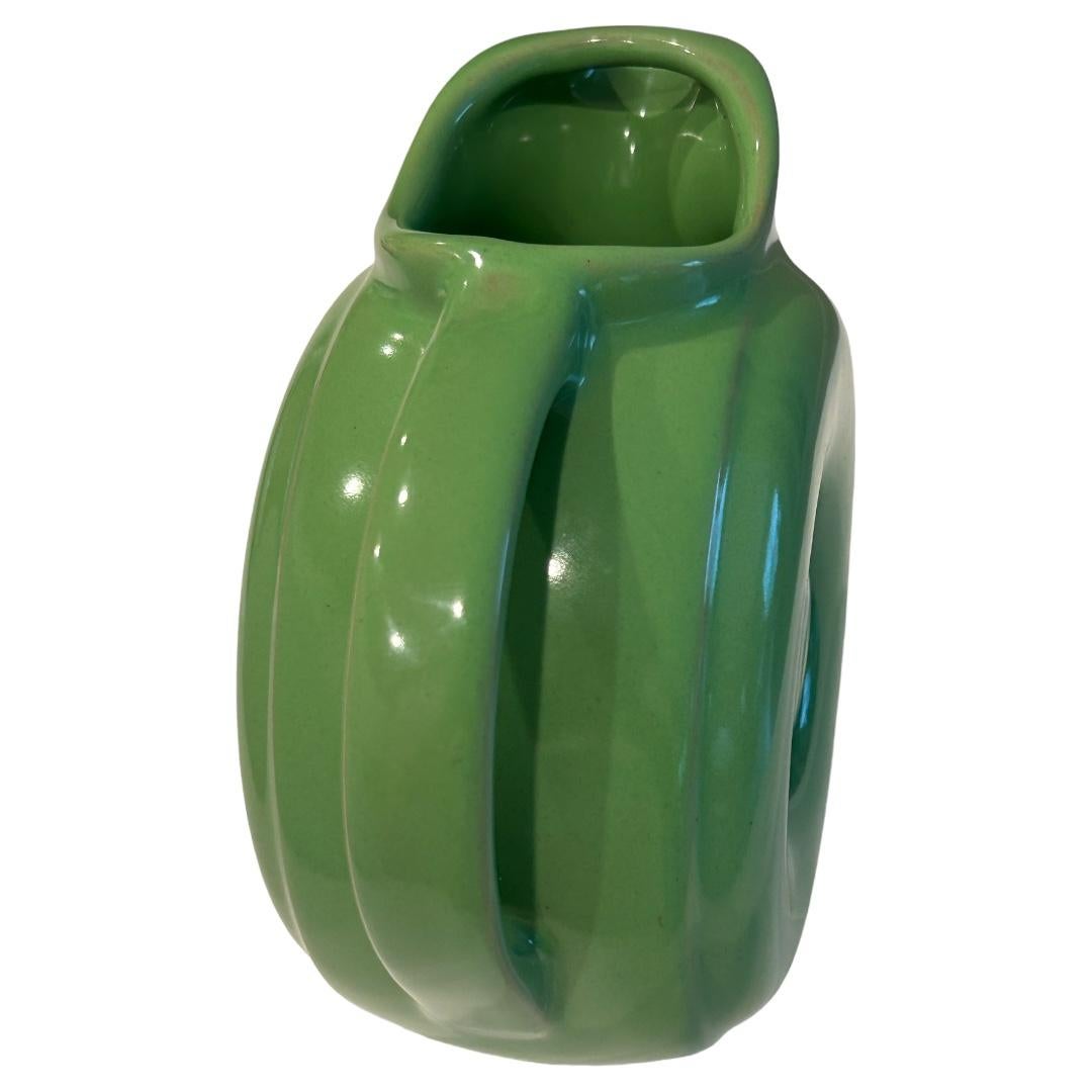 Vintage Hall Pottery Midcentury Green Donut Pitcher with Ice Lip (pichet à beignets avec lèvre de glace) Bon état - En vente à Naples, FL