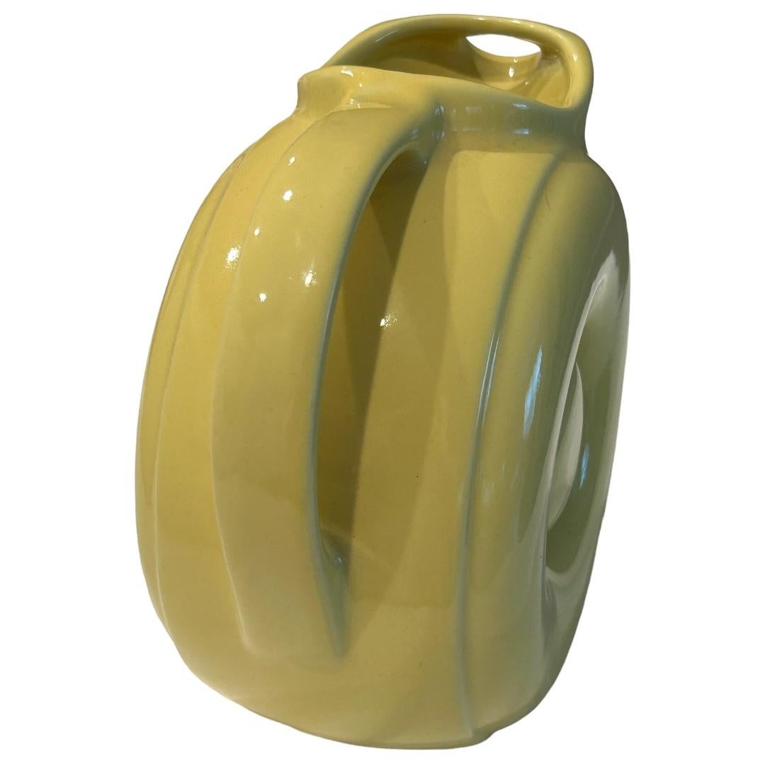 20ième siècle Vintage Hall Pottery Mid Century Yellow Donut Pitcher w/ Ice Lip en vente