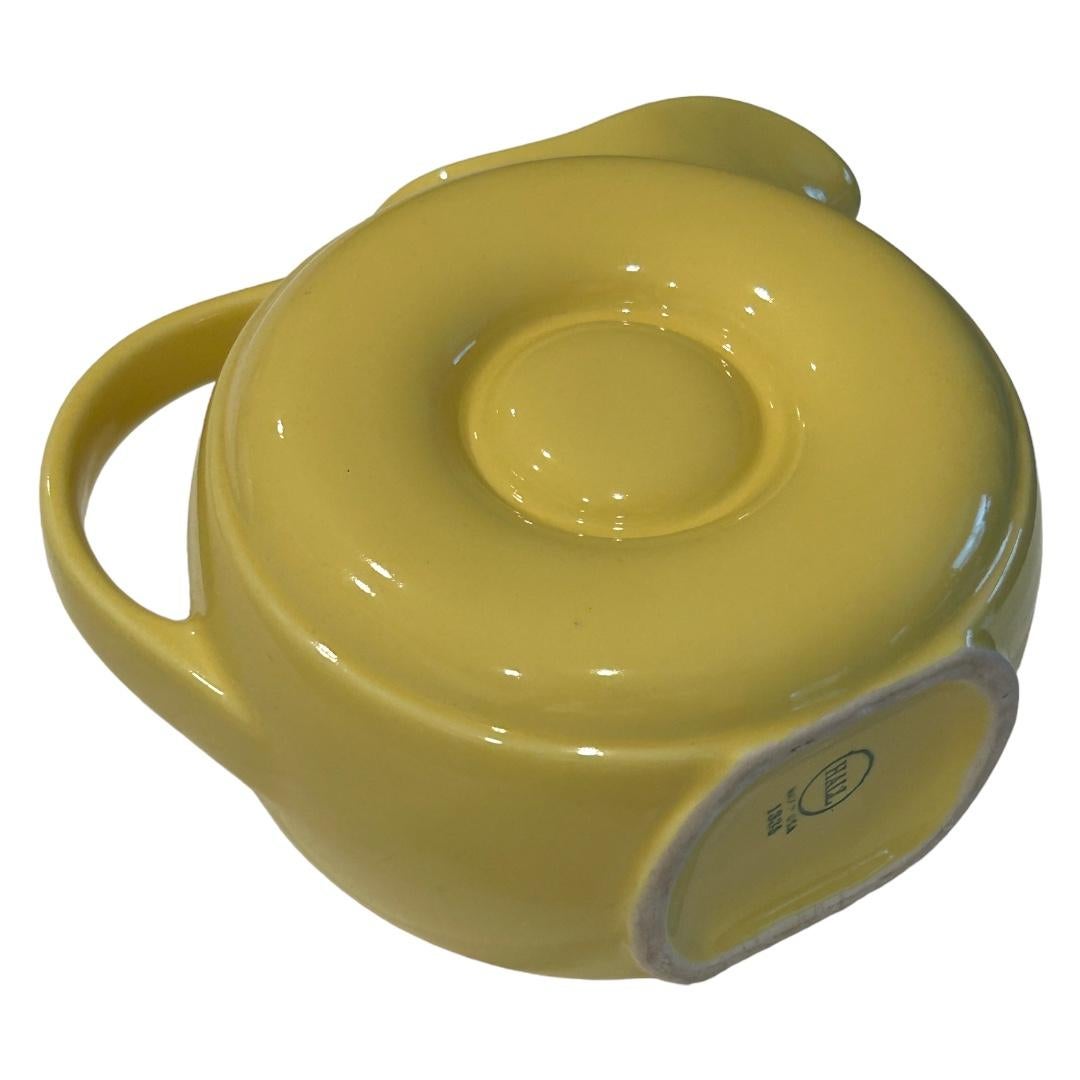 Céramique Vintage Hall Pottery Mid Century Yellow Donut Pitcher w/ Ice Lip en vente