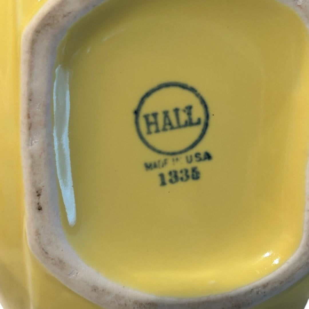 Vintage Hall Pottery Mid Century Yellow Donut Pitcher w/ Ice Lip en vente 1