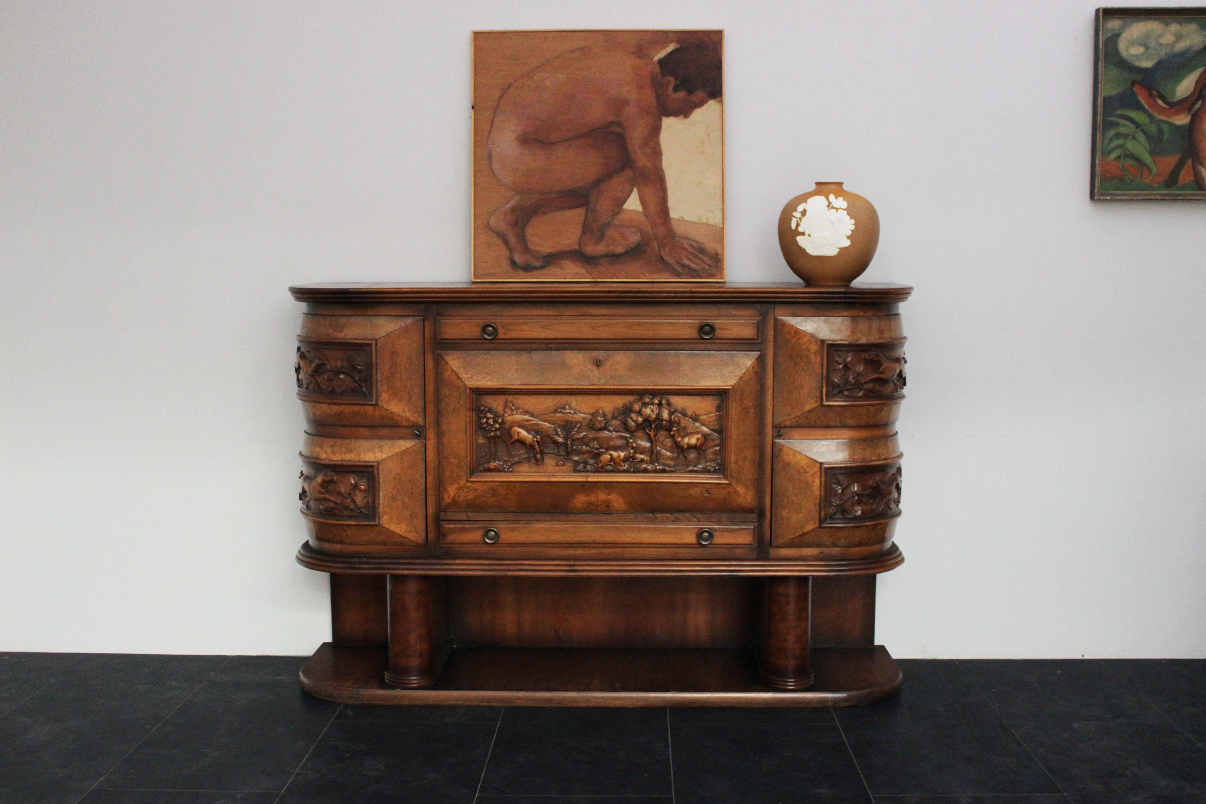 Hall furniture, elm and briarwood, finely carved with the theme of animals and forest . Exquisite combination of interior and exterior elm wood and elm briar. The style and themes of the carvings lead back to the style of Pierluigi Colli.