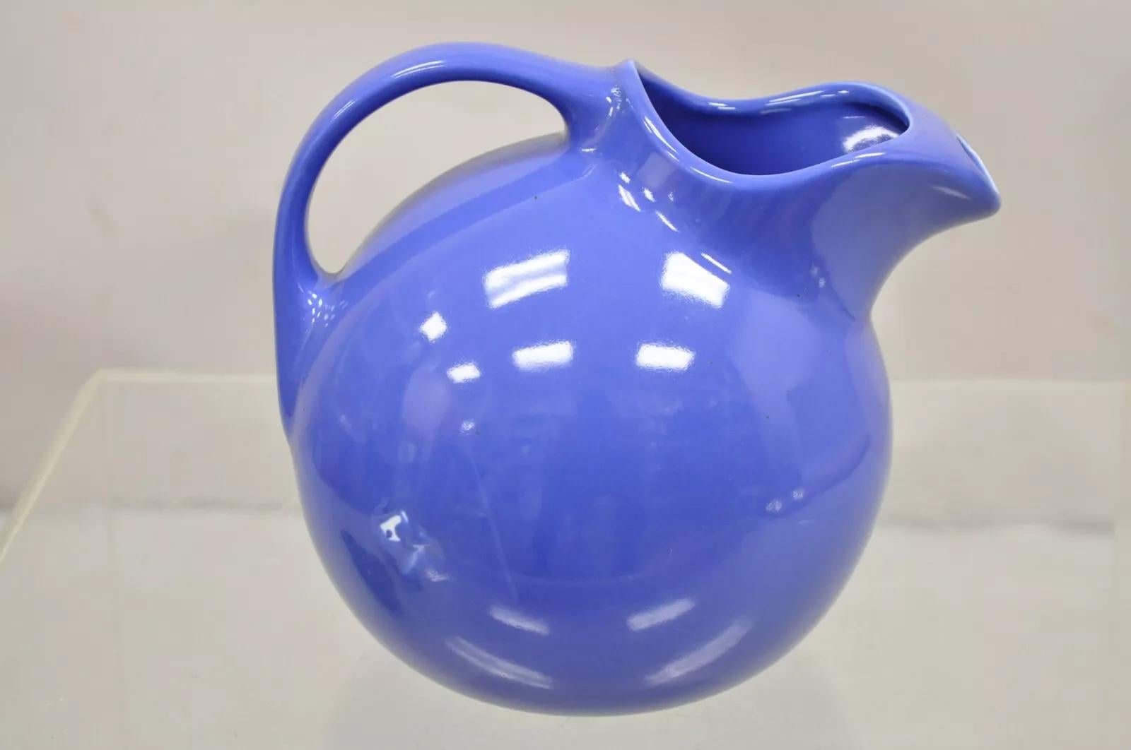 Brocca in ceramica smaltata vintage Hall Sky Blue Art Deco Ball Form A. Circa metà del XX secolo. Misure: 6,5
