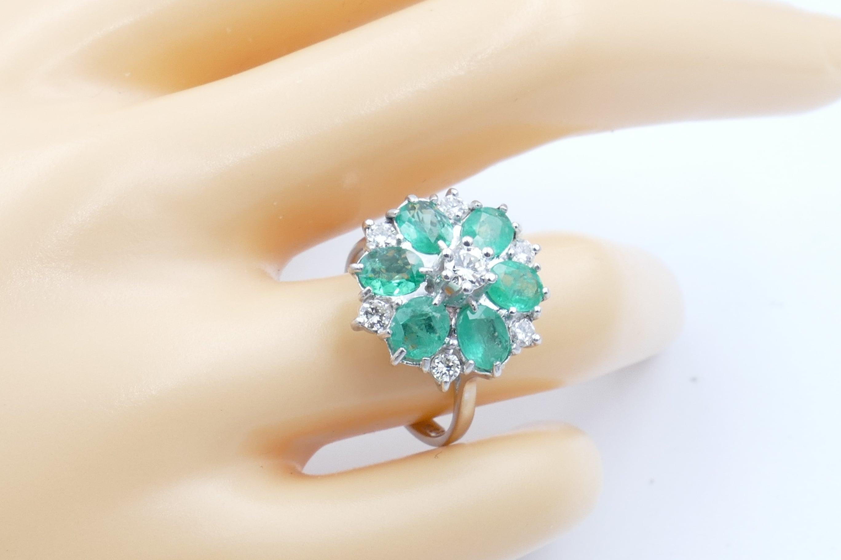Vintage 'Hallmarked 1974' 18ct White Gold Emerald & Diamond Flower Cocktail Ring In Excellent Condition For Sale In Splitter's Creek, NSW
