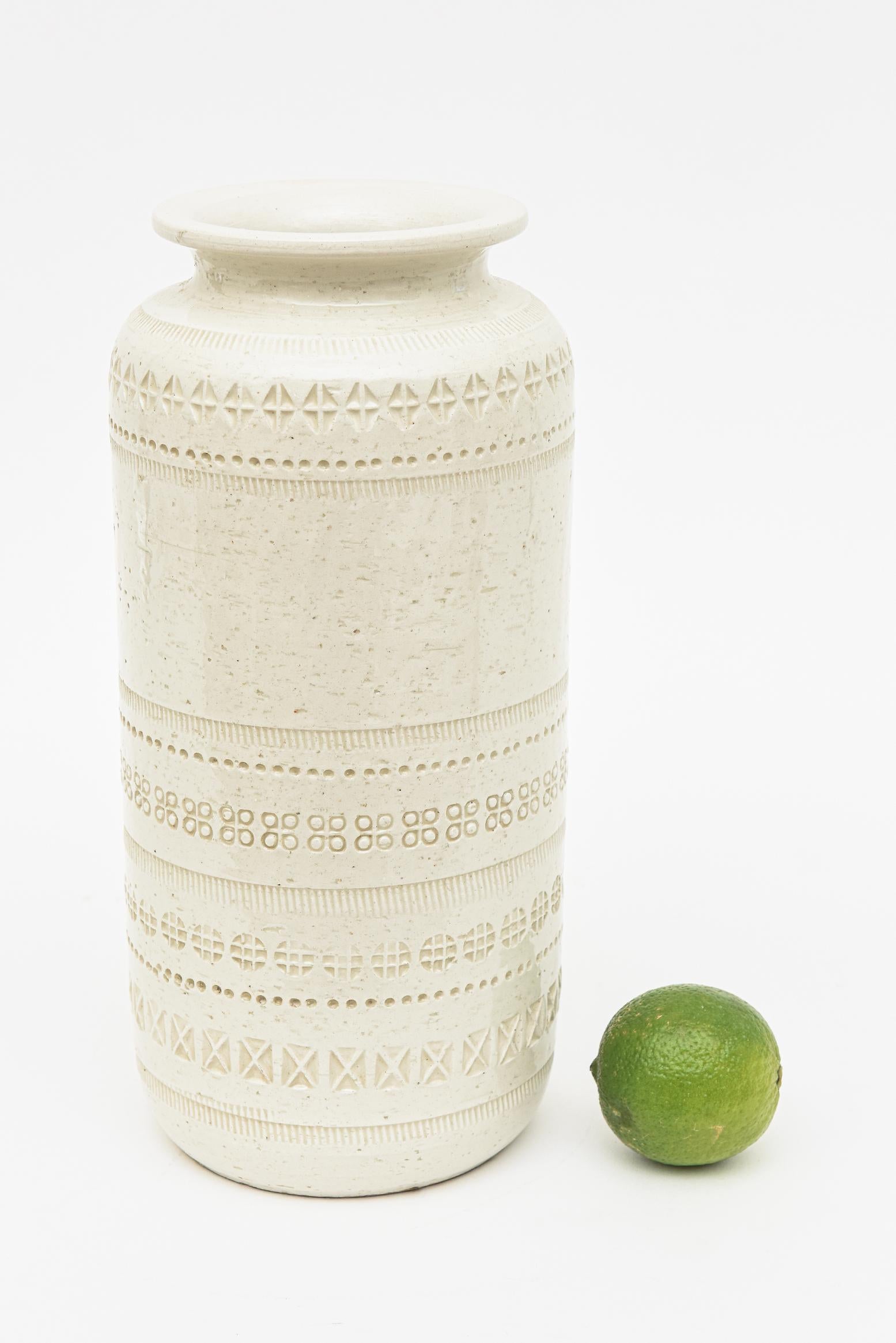 Vintage Hallmarked Bitossi Incised Off White Ceramic Textural Vase Italian For Sale 5