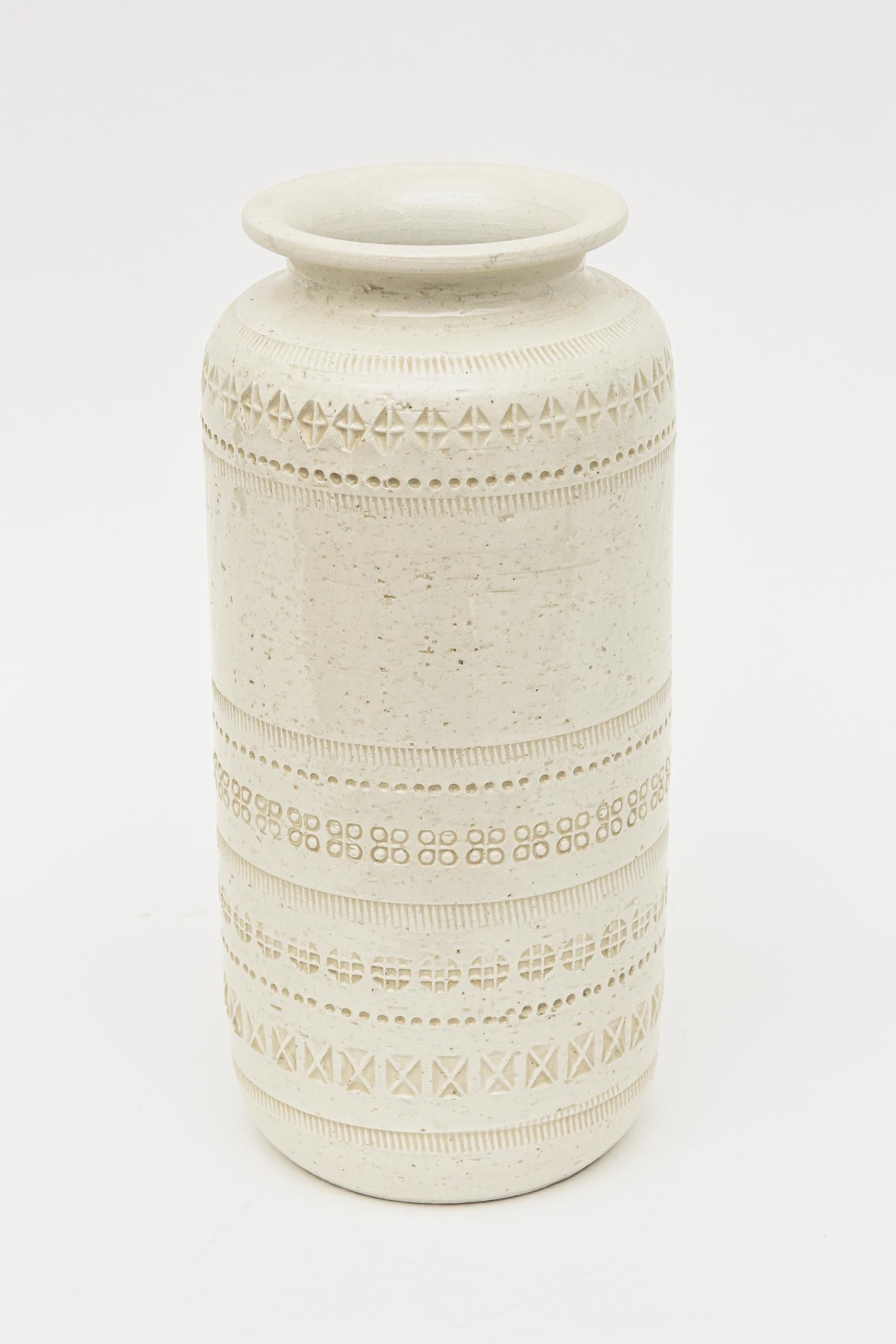 This vintage off white incised textural hallmarked vase or vessel is signed on the bottom Flavia Montelupo Italy and was the sister company of Bitossi all under the parent corporation of Gruppo Colorobbia headquatered in Montelupo, Fiorentino Italy.