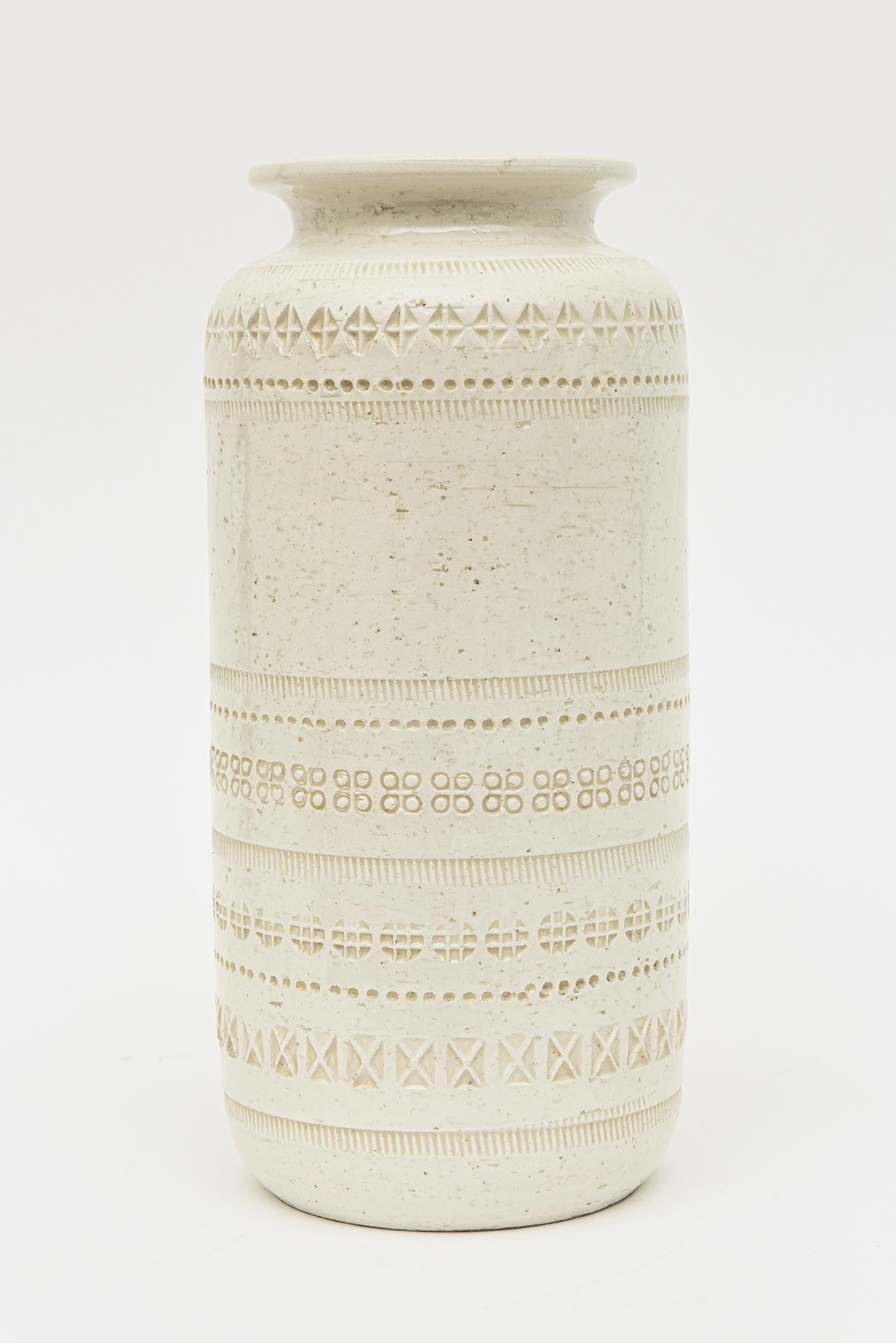 Vintage Hallmarked Bitossi Incised Off White Ceramic Textural Vase Italian For Sale 1
