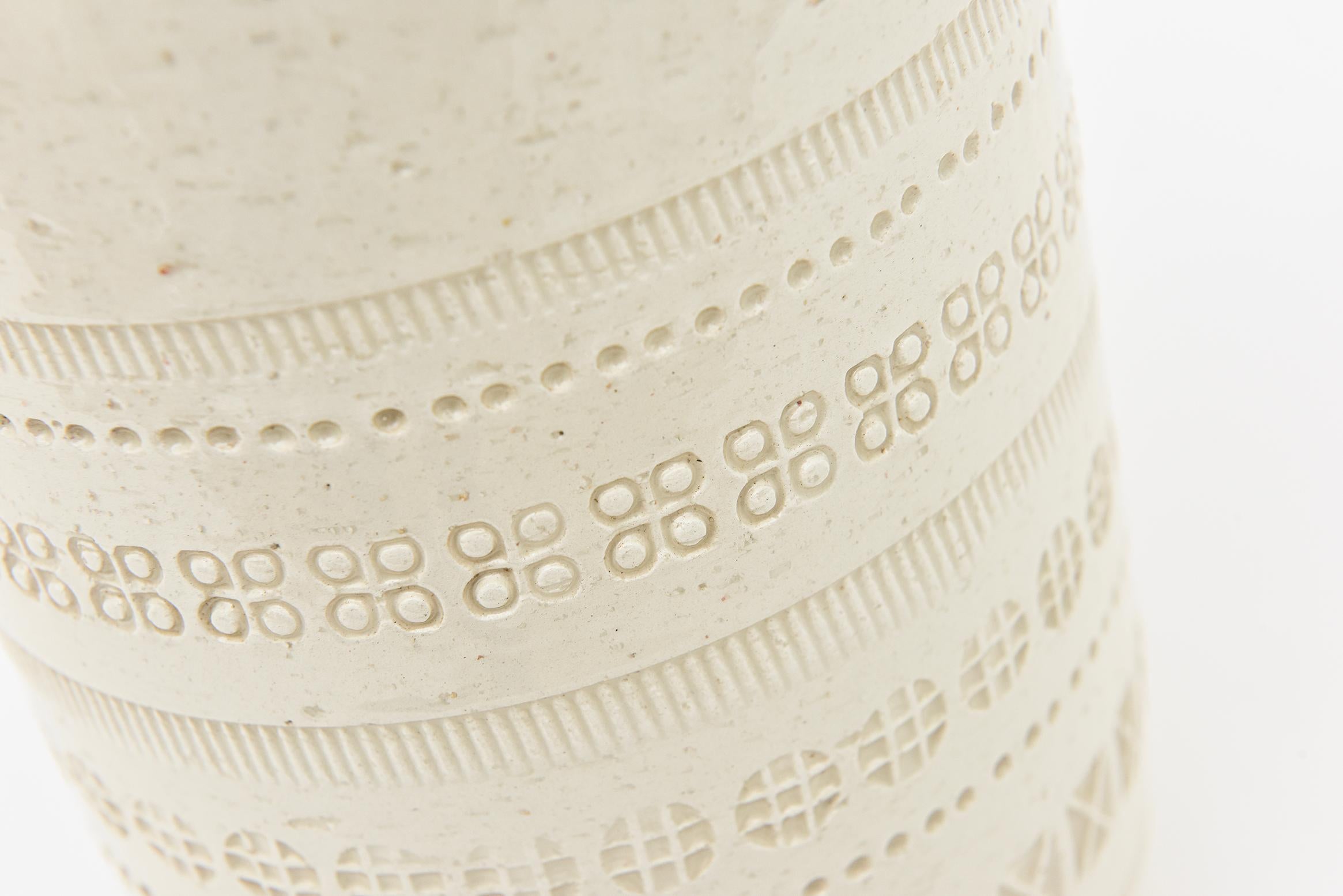 Vintage Hallmarked Bitossi Incised Off White Ceramic Textural Vase Italian For Sale 2