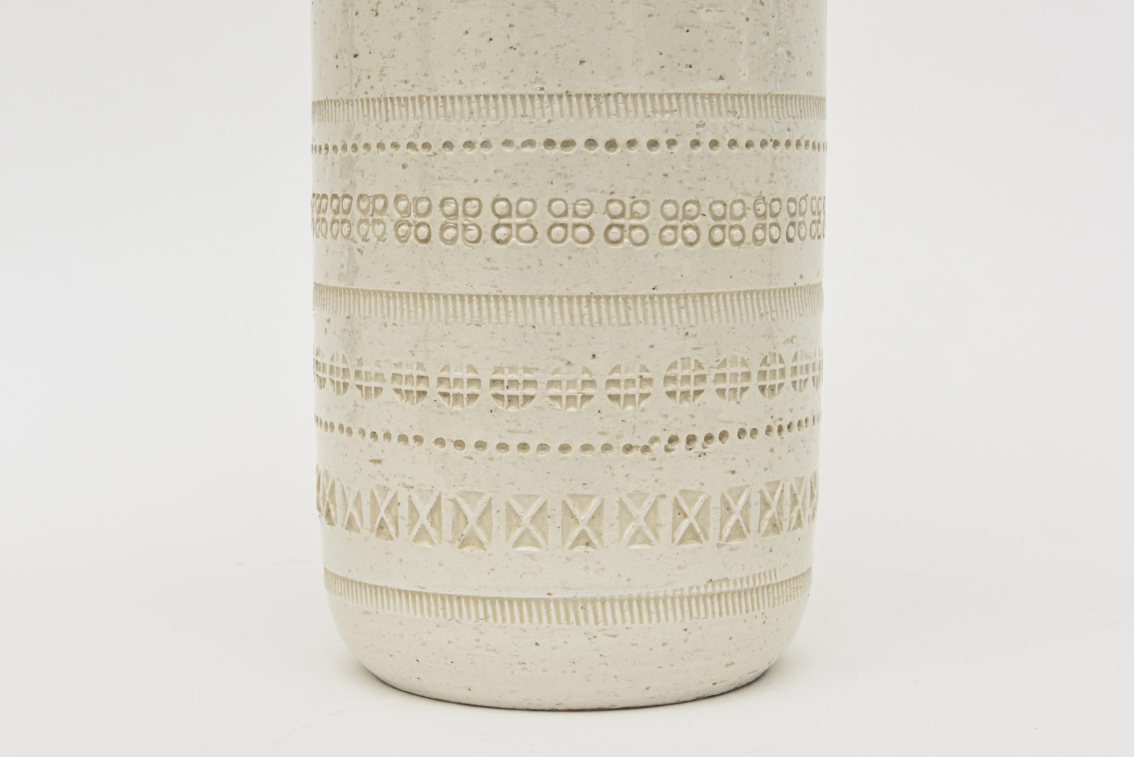 Vintage Hallmarked Bitossi Incised Off White Ceramic Textural Vase Italian For Sale 3