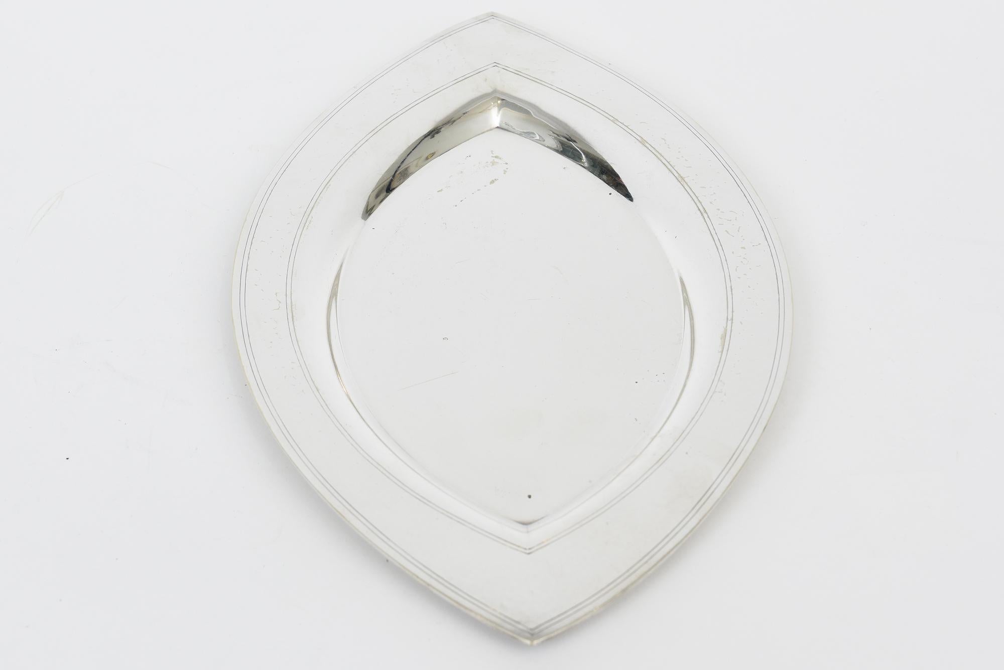 Questo grazioso vassoio d'argento d'epoca con marchio di fabbrica è  con la forma di un occhio  o mandorla. È contrassegnato dalla scritta Pairpoint Sheffield01175 Made in USA. Dagli anni '70, è moderna e tradizionale allo stesso tempo. Can può