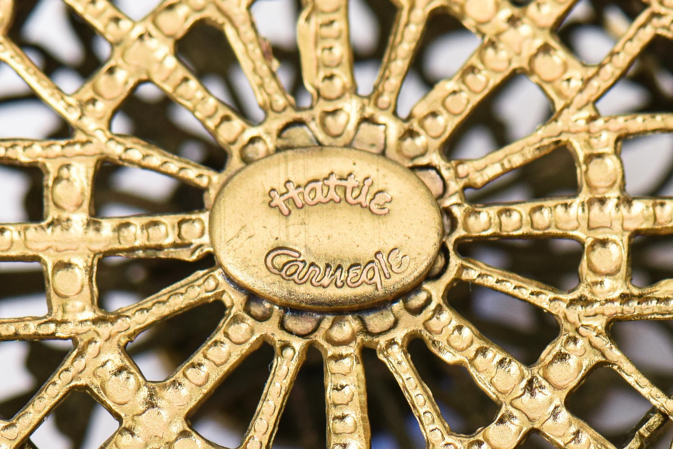 Broche vintage Hattie Carnegie poinçonnée en métal doré, verre vert et bleu  en vente 5