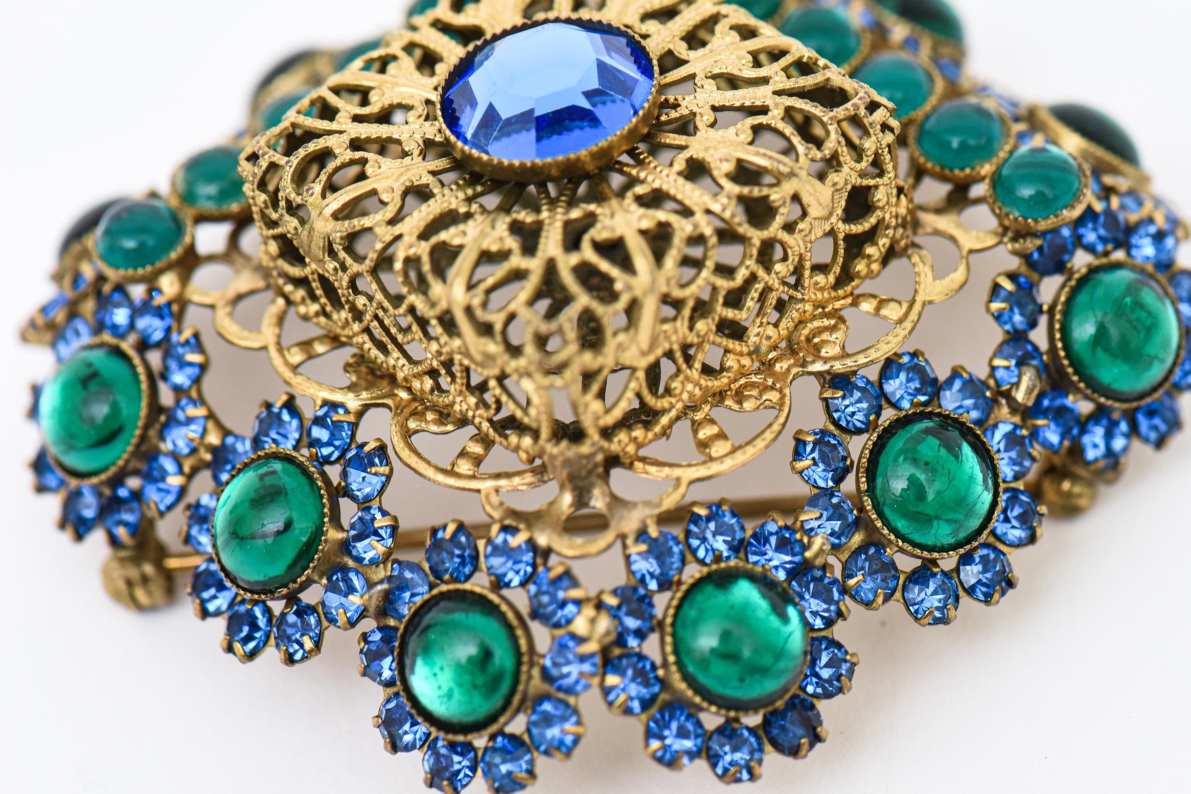 Moderne Broche vintage Hattie Carnegie poinçonnée en métal doré, verre vert et bleu  en vente
