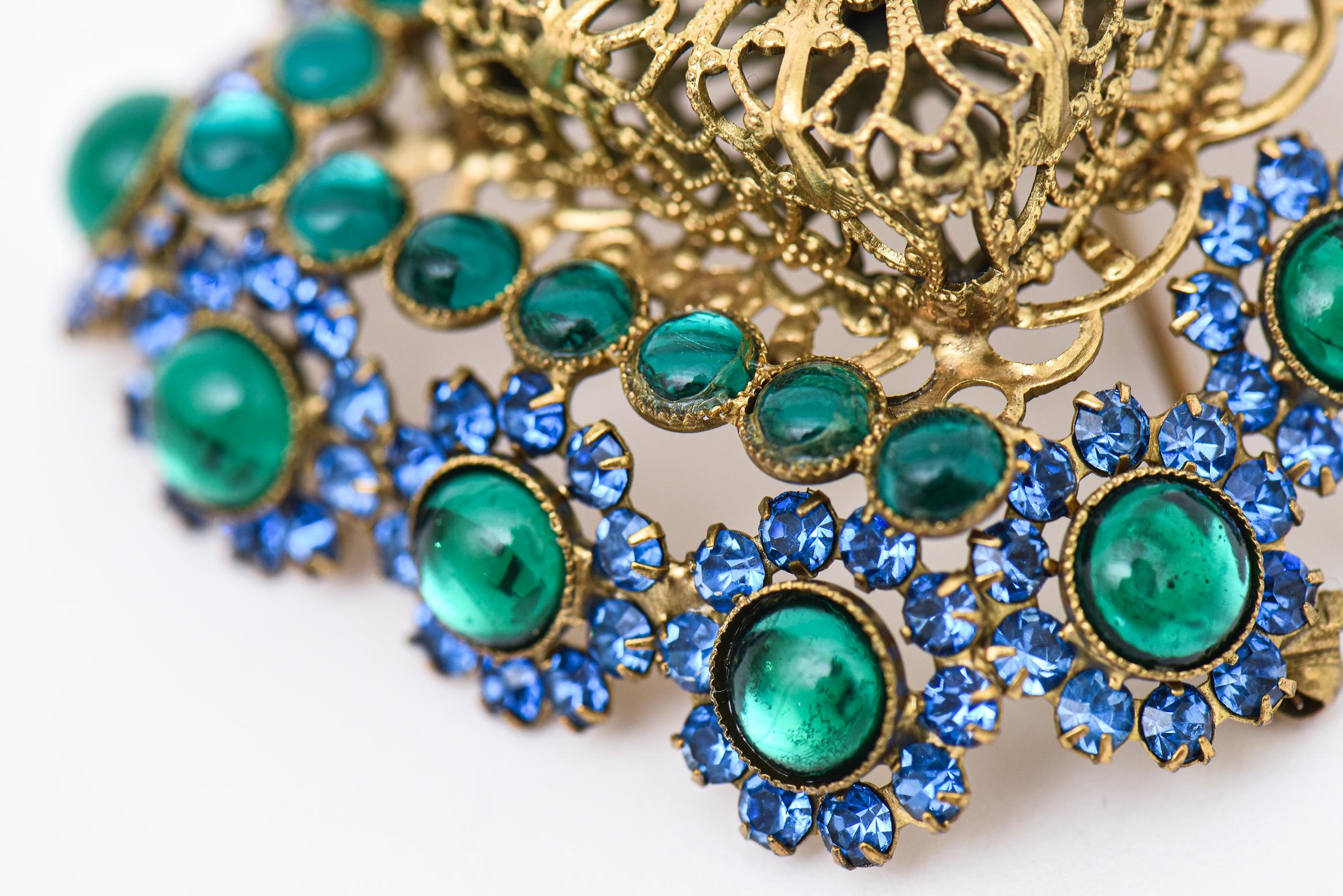 Broche vintage Hattie Carnegie poinçonnée en métal doré, verre vert et bleu  en vente 1