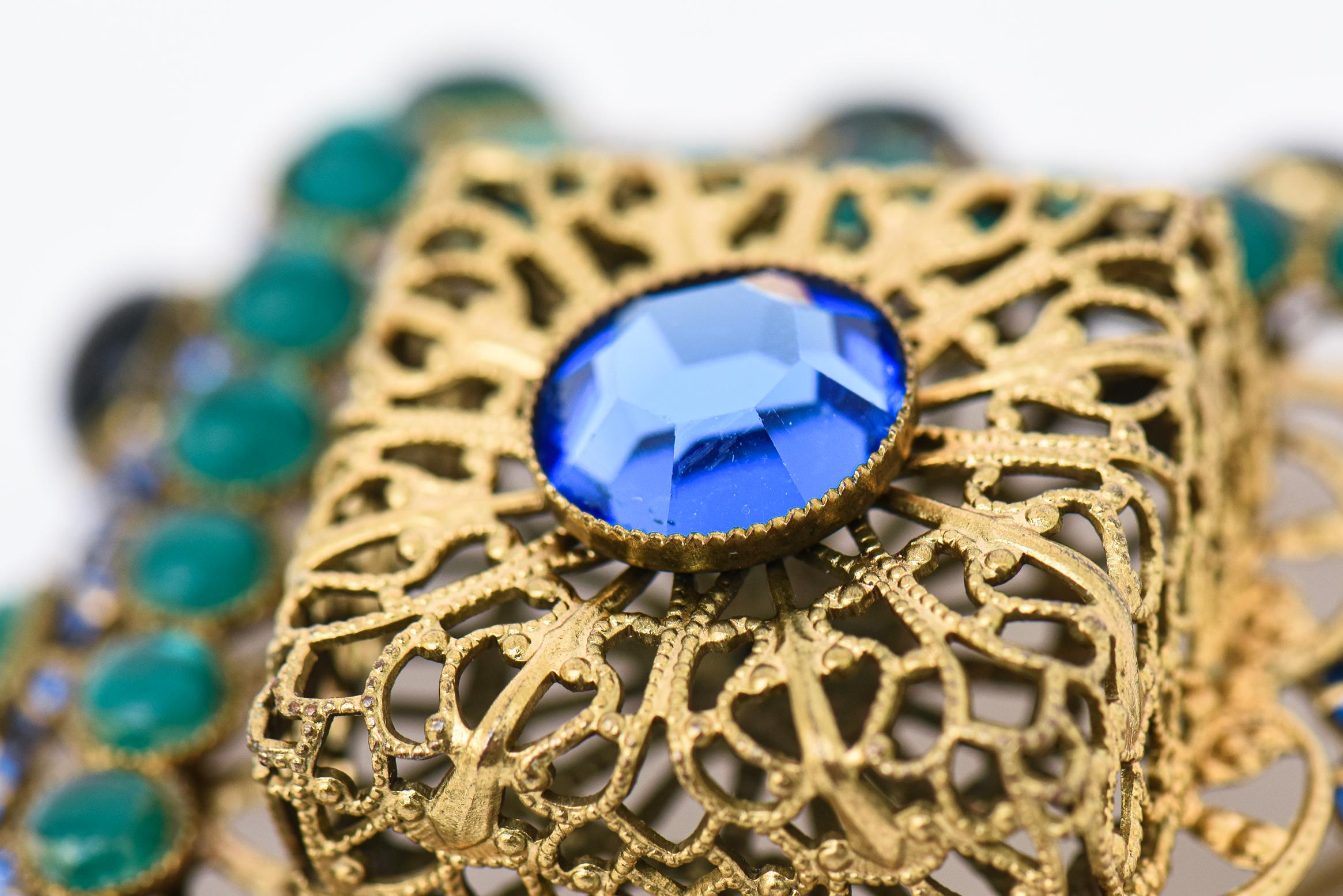 Broche vintage Hattie Carnegie poinçonnée en métal doré, verre vert et bleu  en vente 2