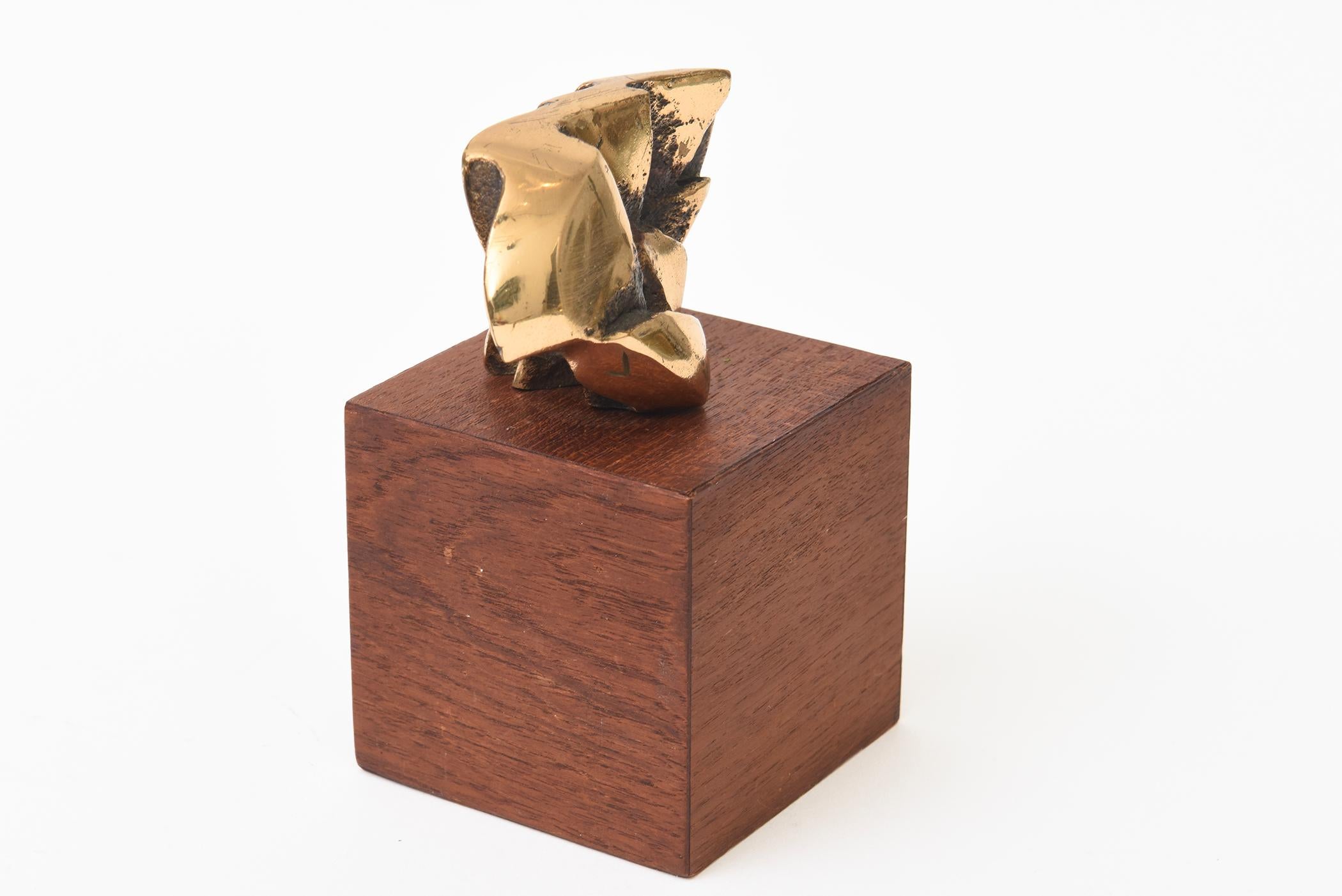 Pequeña escultura abstracta de latón/bronce y madera con sello de la época en venta 3