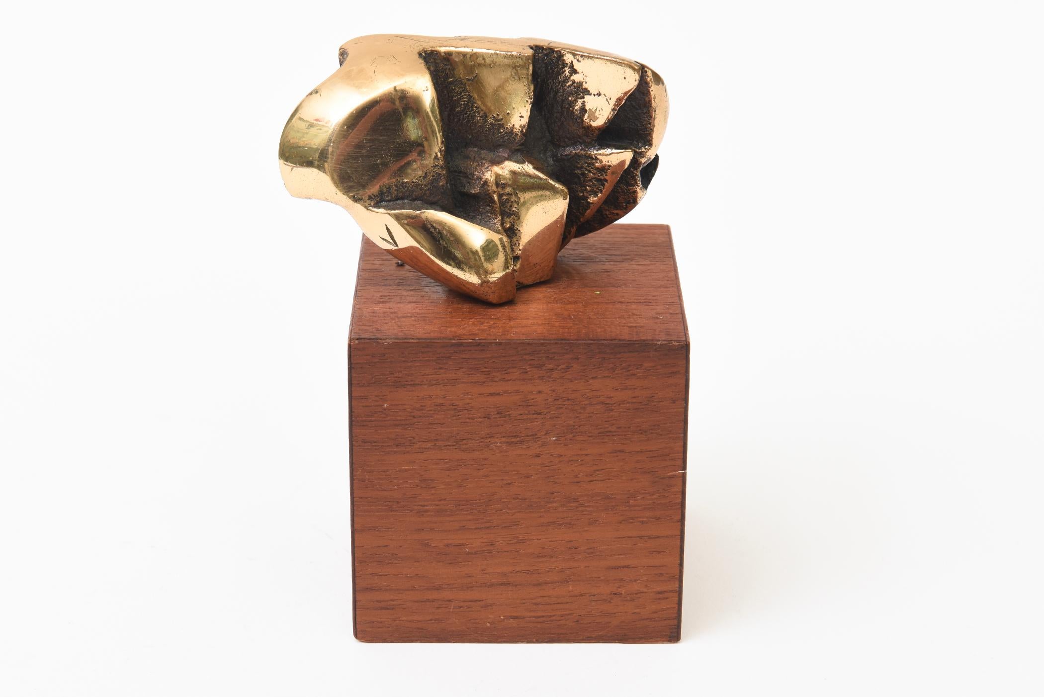 Pequeña escultura abstracta de latón/bronce y madera con sello de la época Moderno de mediados de siglo en venta
