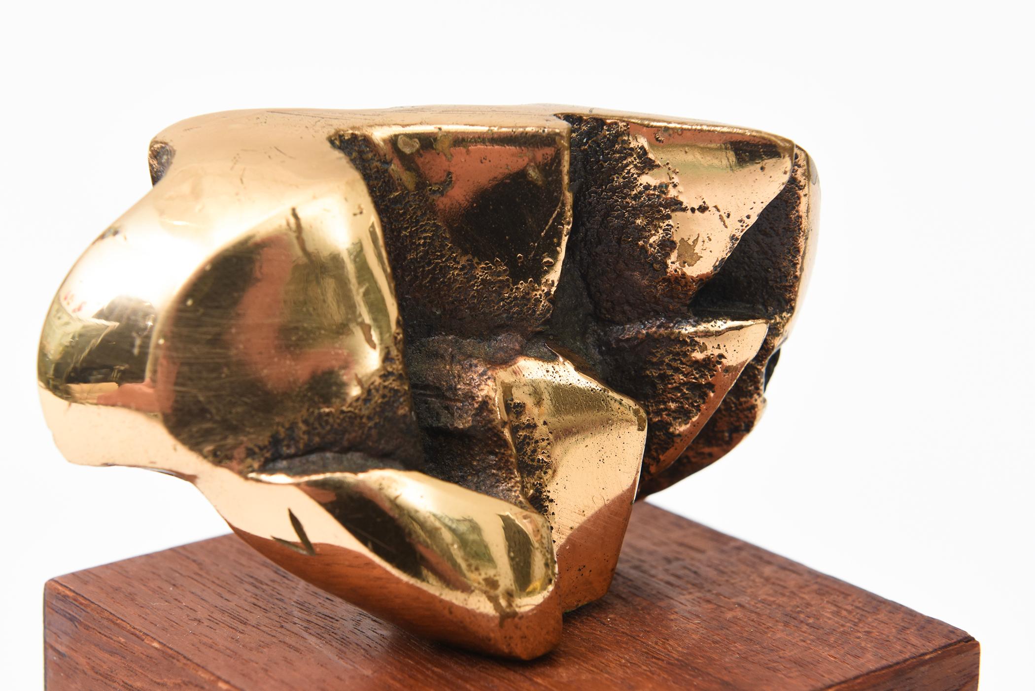 Pequeña escultura abstracta de latón/bronce y madera con sello de la época Estadounidense en venta