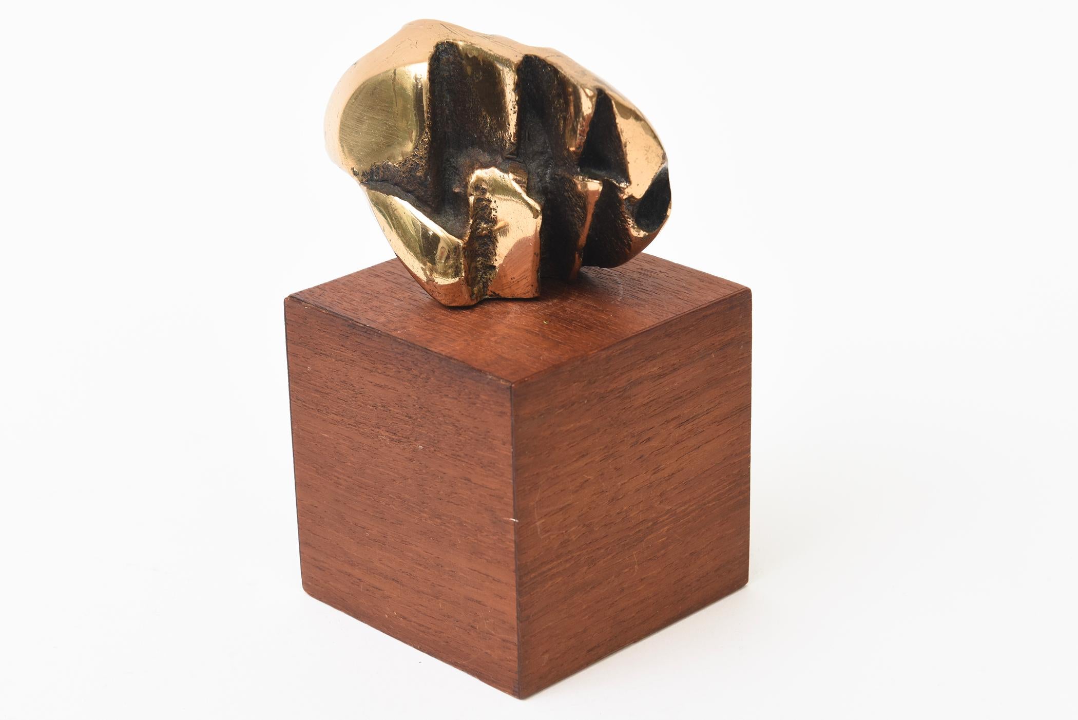 Pequeña escultura abstracta de latón/bronce y madera con sello de la época en Bueno estado para la venta en North Miami, FL