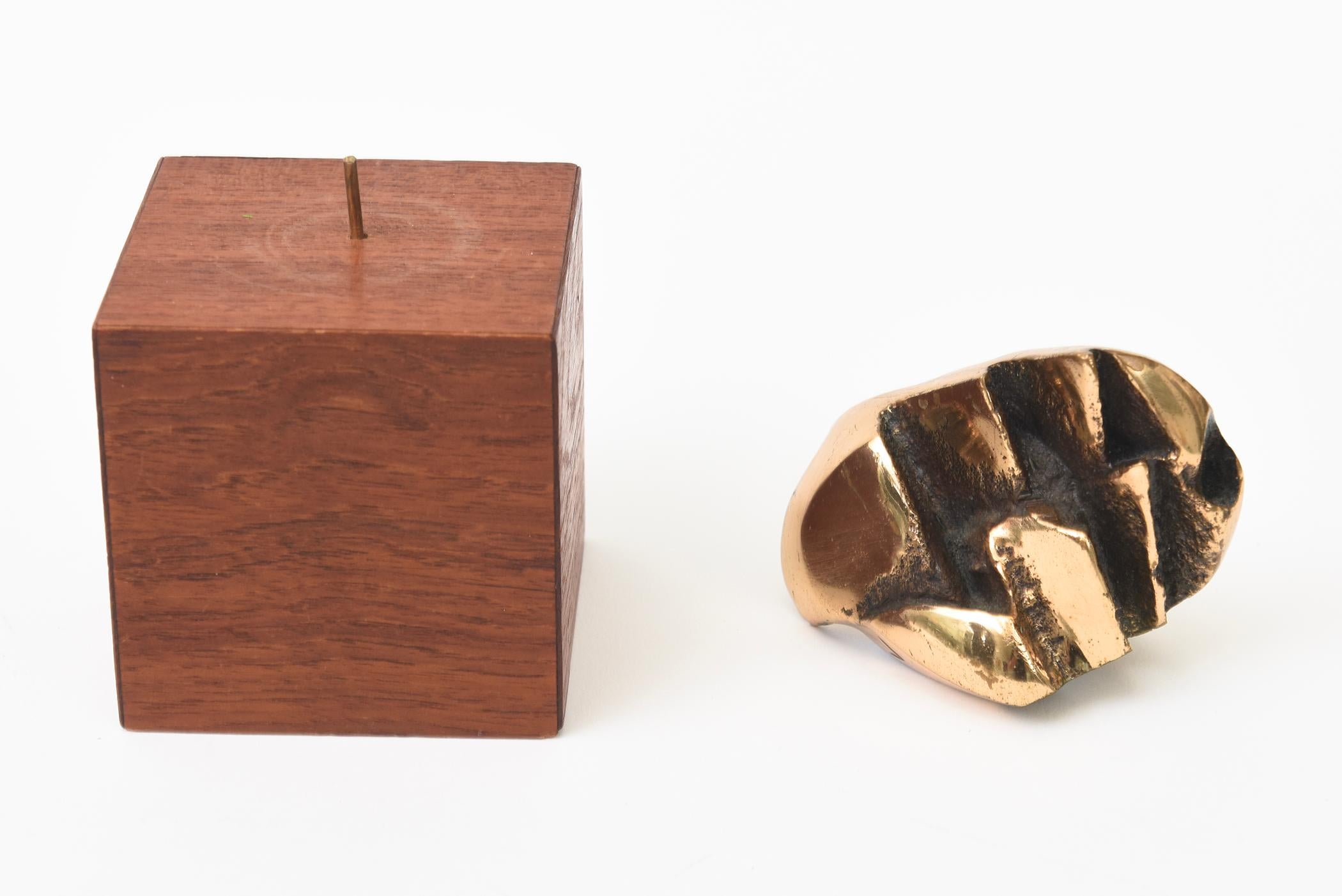 Pequeña escultura abstracta de latón/bronce y madera con sello de la época mediados del siglo XX en venta