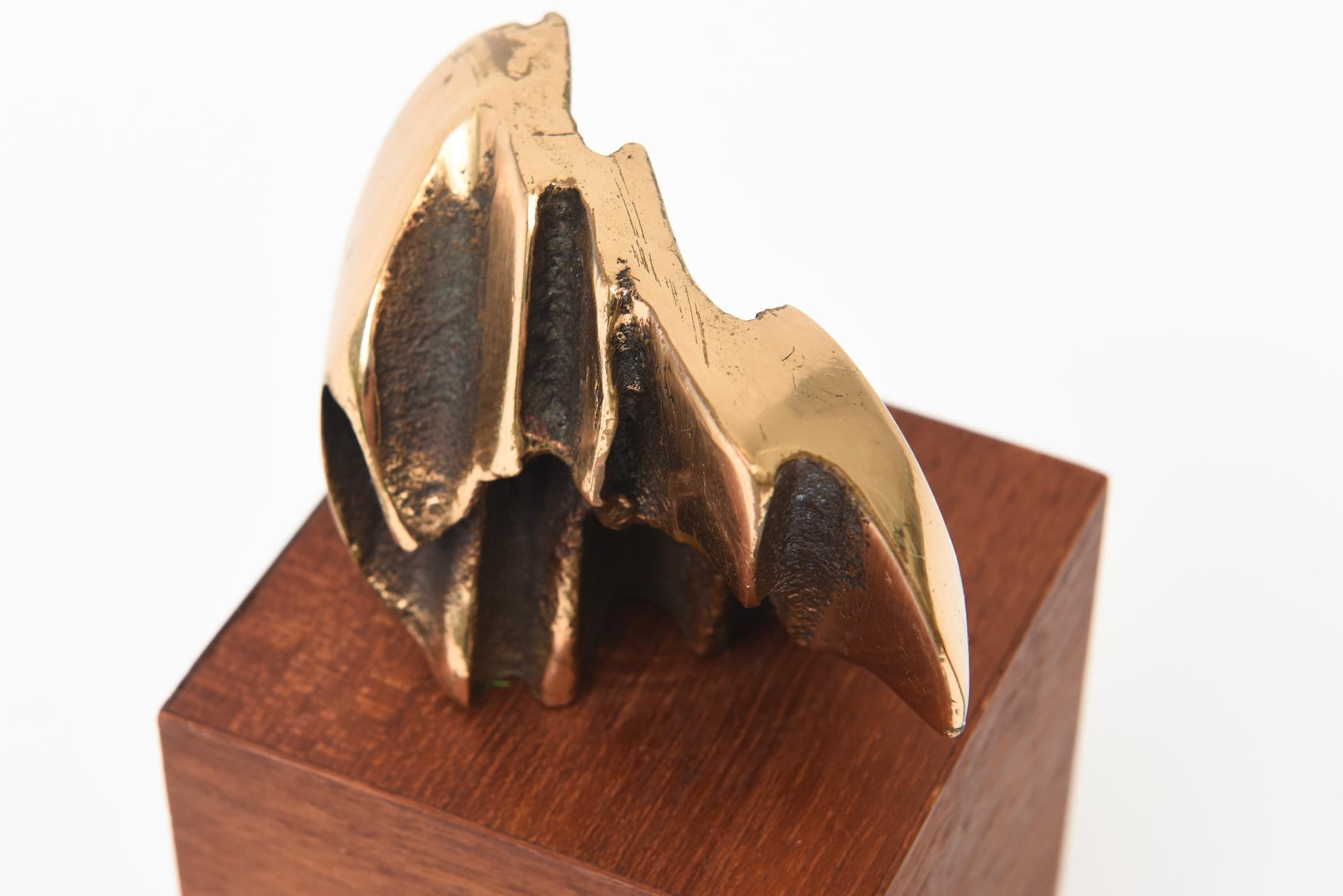Pequeña escultura abstracta de latón/bronce y madera con sello de la época Latón en venta