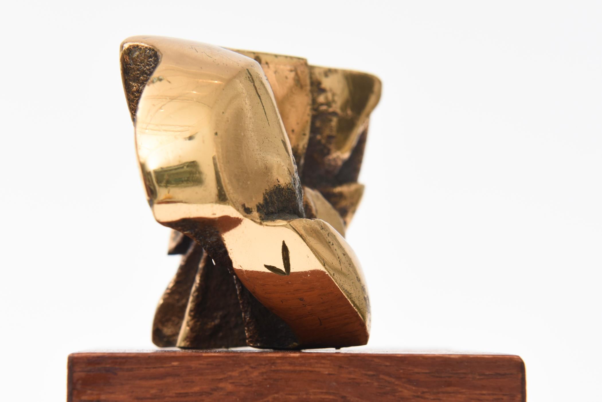 Pequeña escultura abstracta de latón/bronce y madera con sello de la época en venta 1