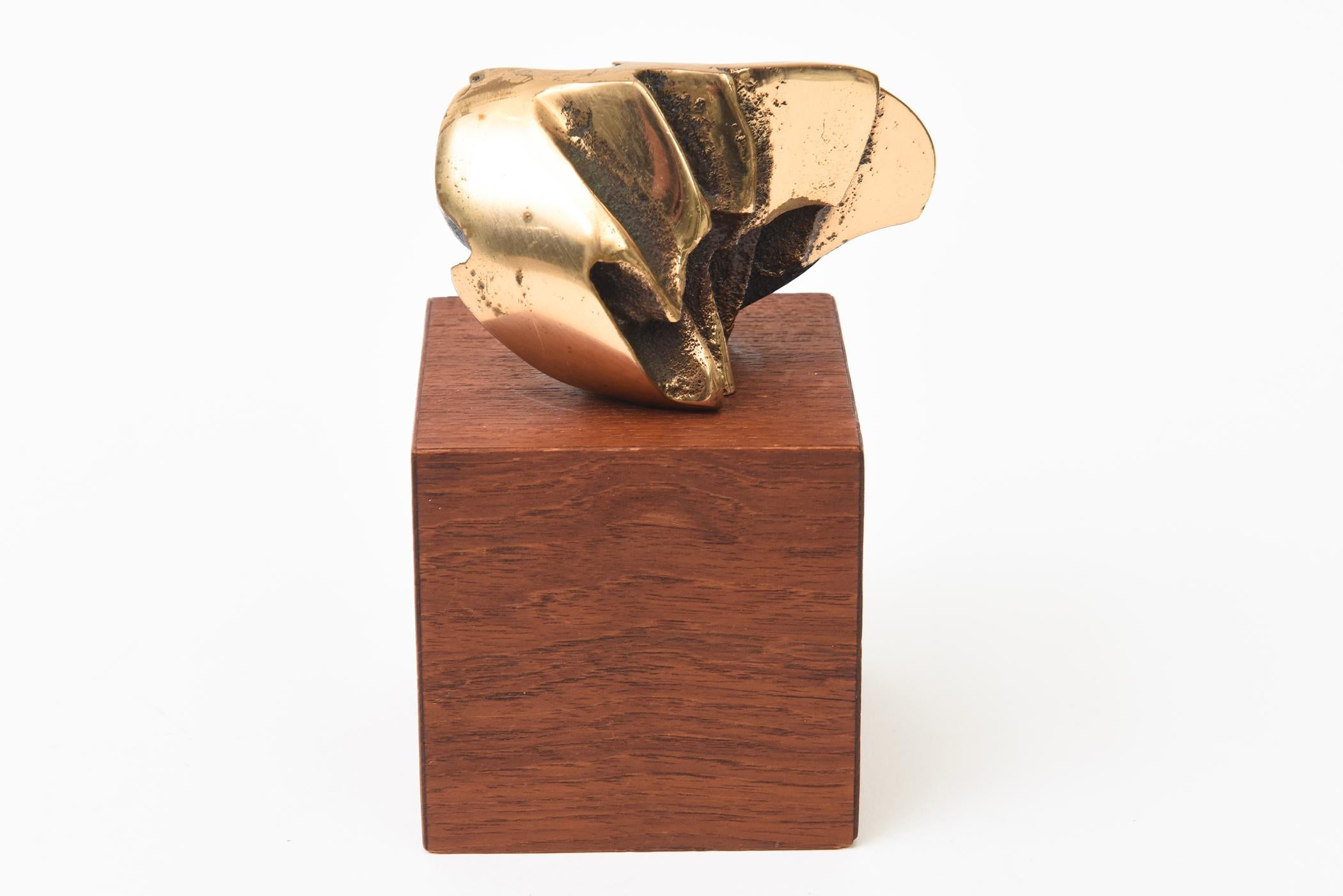 Pequeña escultura abstracta de latón/bronce y madera con sello de la época en venta 2