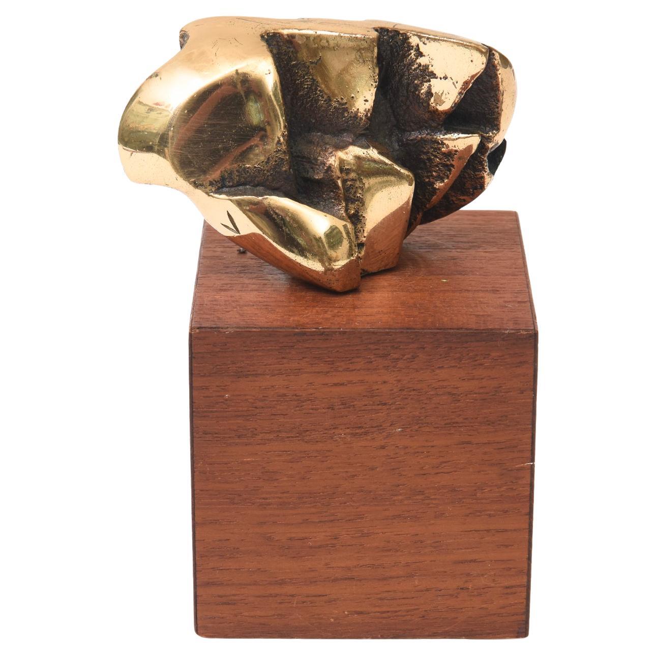 Pequeña escultura abstracta de latón/bronce y madera con sello de la época en venta