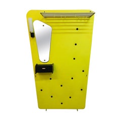 Vintage Hallway wall in neon green/yellow from the 1960
s