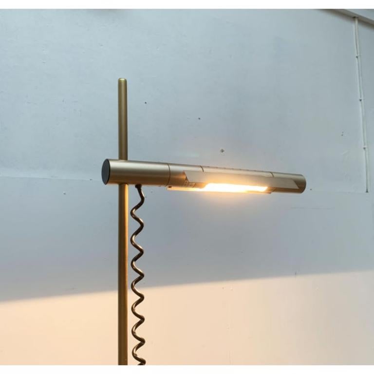 Lampada da terra Halo di Swisslamps su disegno di Rosemarie & Rico Baltensweiler del 1970. Qui in un colore speciale.

Un design funzionale e senza tempo che trae la sua eleganza da un linguaggio di design tecnico. La precisione nella lavorazione e
