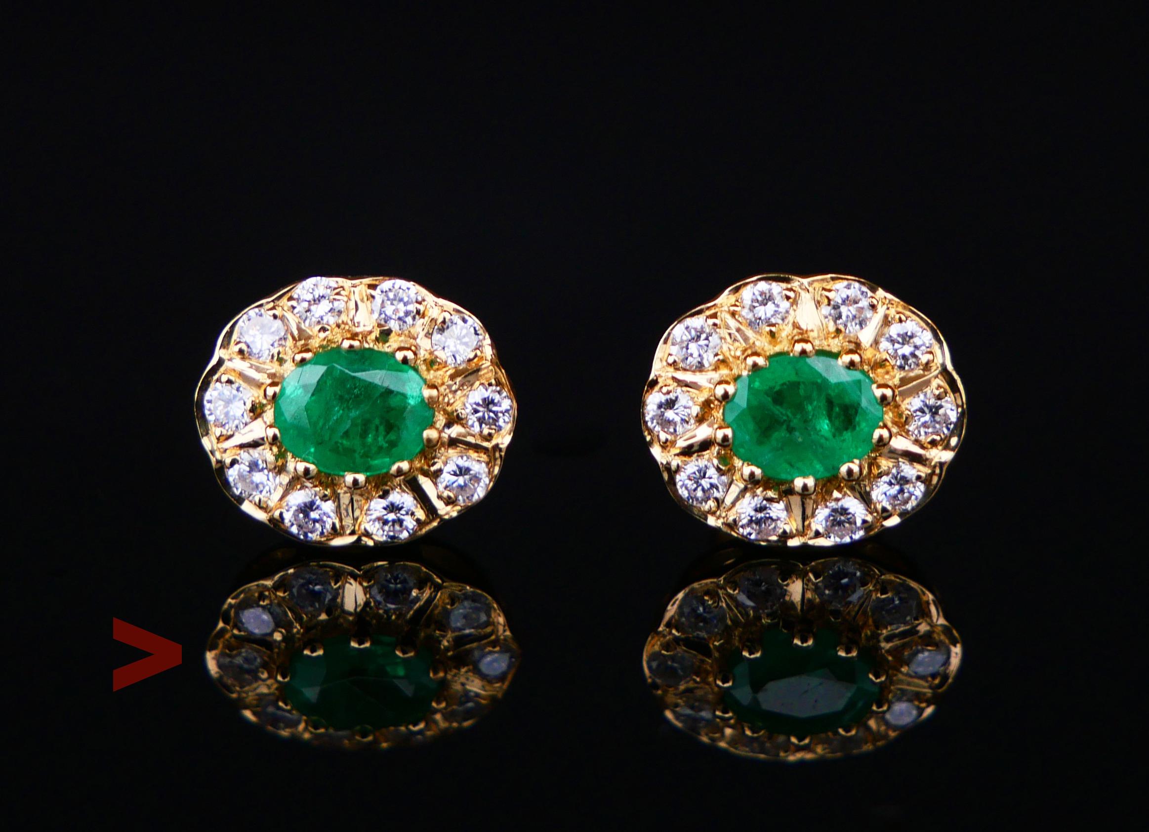 Ein Paar feiner europäischer Smaragd- und Diamanten-Ohrstecker aus massivem 18-karätigem Gelbgold aus den 1950er- und 1960er-Jahren 
Beide Röschen und Stöpsel gestempelt 18K.

Jede Blüte ist 10 mm x 8 mm x 3 mm tief.
Zwei oval geschliffene
