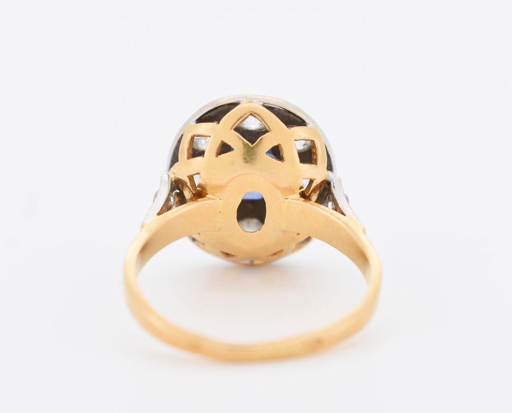 Contemporain Bague Halo vintage en or 18 carats, avec un saphir 1,50 carat et 2 carats de diamants en vente