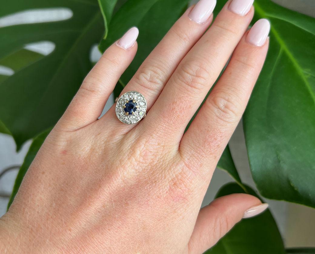 Taille ovale Bague Halo vintage en or 18 carats, avec un saphir 1,50 carat et 2 carats de diamants en vente