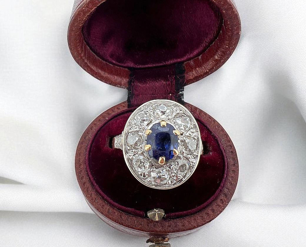 Bague Halo vintage en or 18 carats, avec un saphir 1,50 carat et 2 carats de diamants Excellent état - En vente à PARIS, FR