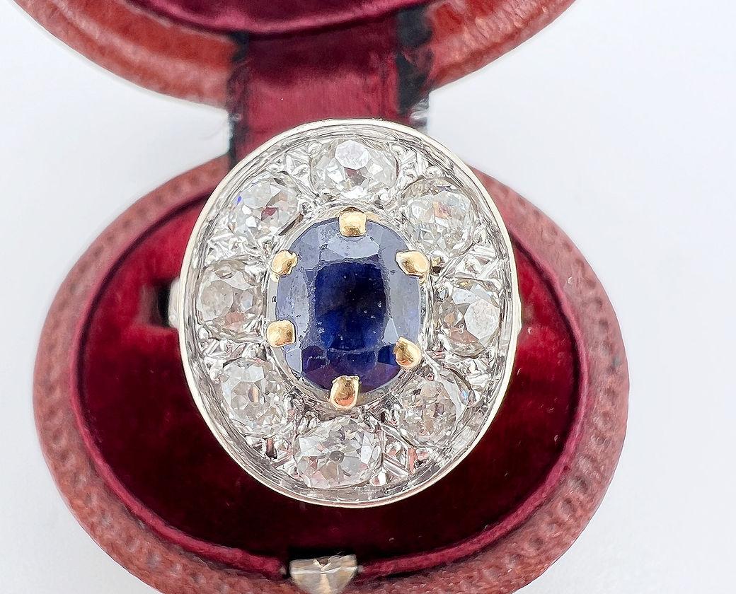 Bague Halo vintage en or 18 carats, avec un saphir 1,50 carat et 2 carats de diamants Pour femmes en vente