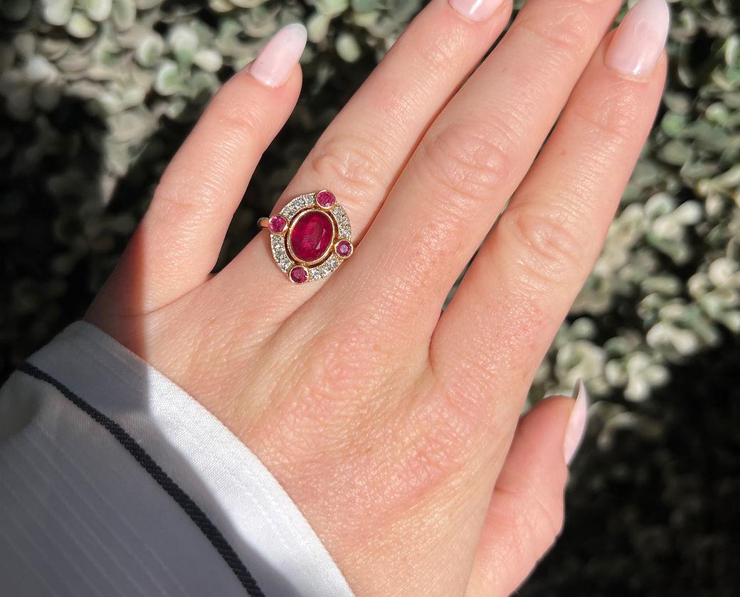 Vintage Halo Ring in 18K Gold, Natural Burmese Ruby and Diamonds In Good Condition For Sale In PARIS, FR