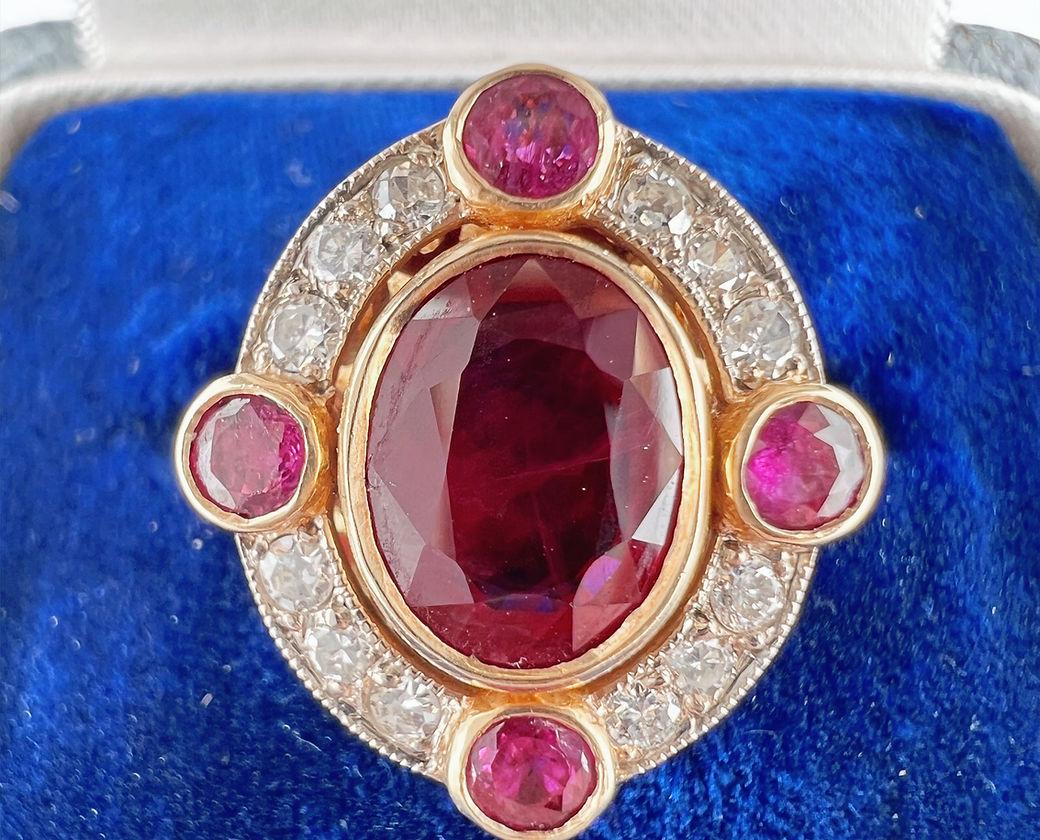 Vintage Halo Ring in 18K Gold, Natural Burmese Ruby and Diamonds For Sale 1