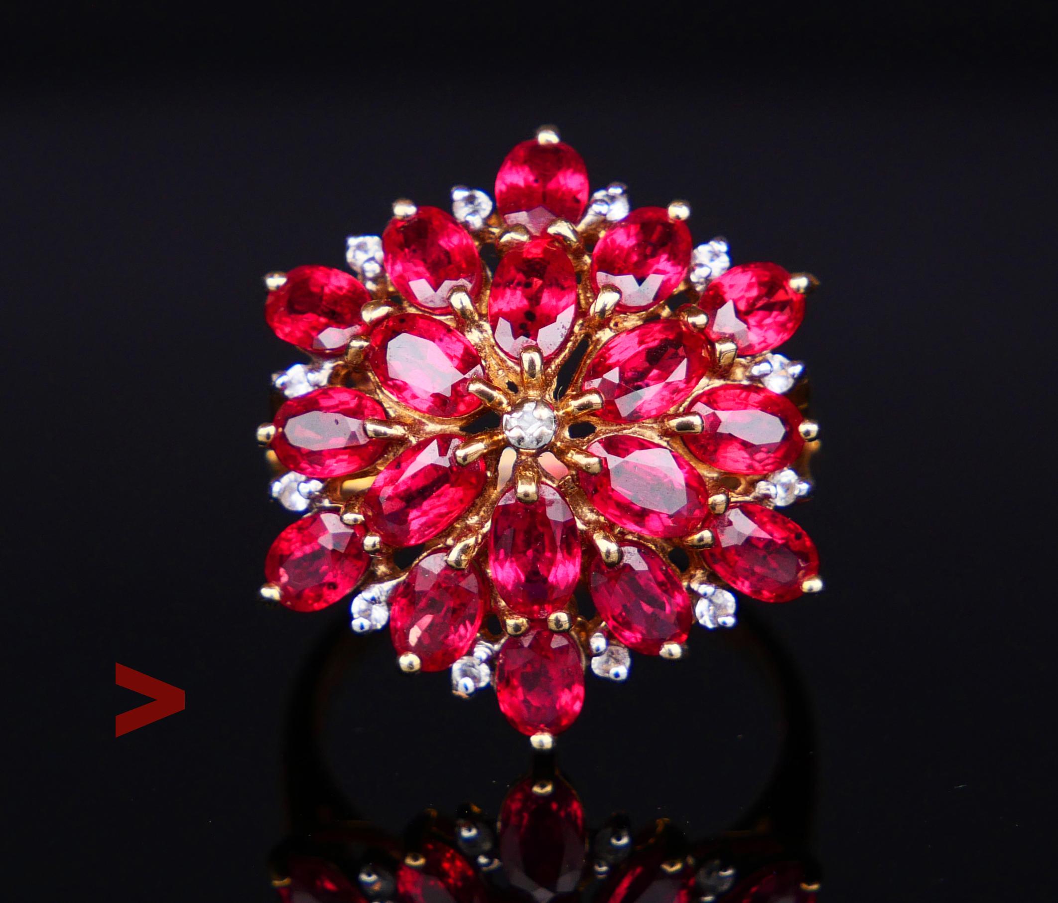 
Anello vintage a grappolo/cocktail decorato con rubini e diamanti naturali. Probabilmente europeo, circa anni '50 - '60. Fascia con marchio 375 / in oro giallo massiccio 9 carati. 

La corona traforata a forma di cupola a sei punte misura 22 mm x