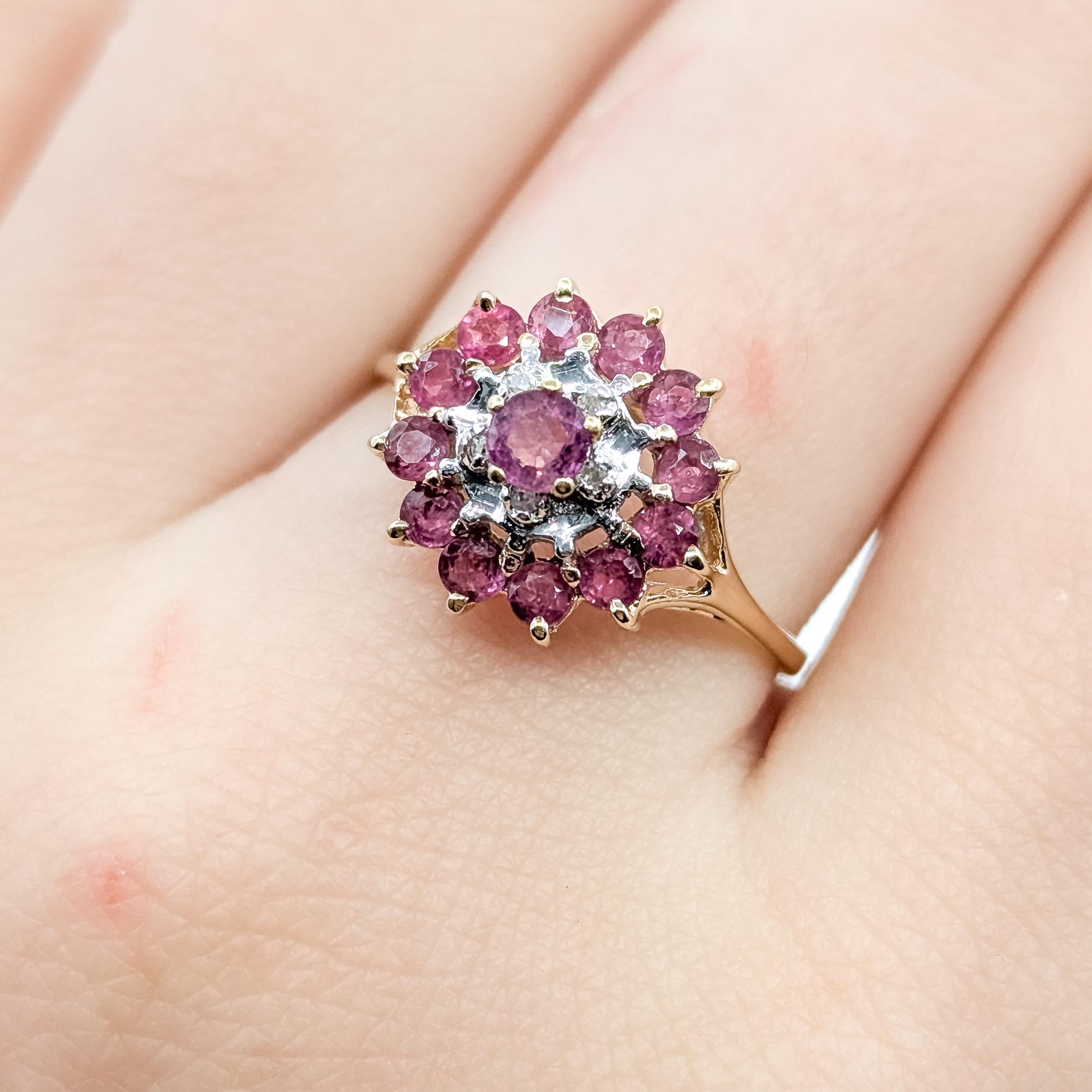 Taglio rotondo Vintage Halo Ruby & Diamond Ring in 14k in vendita